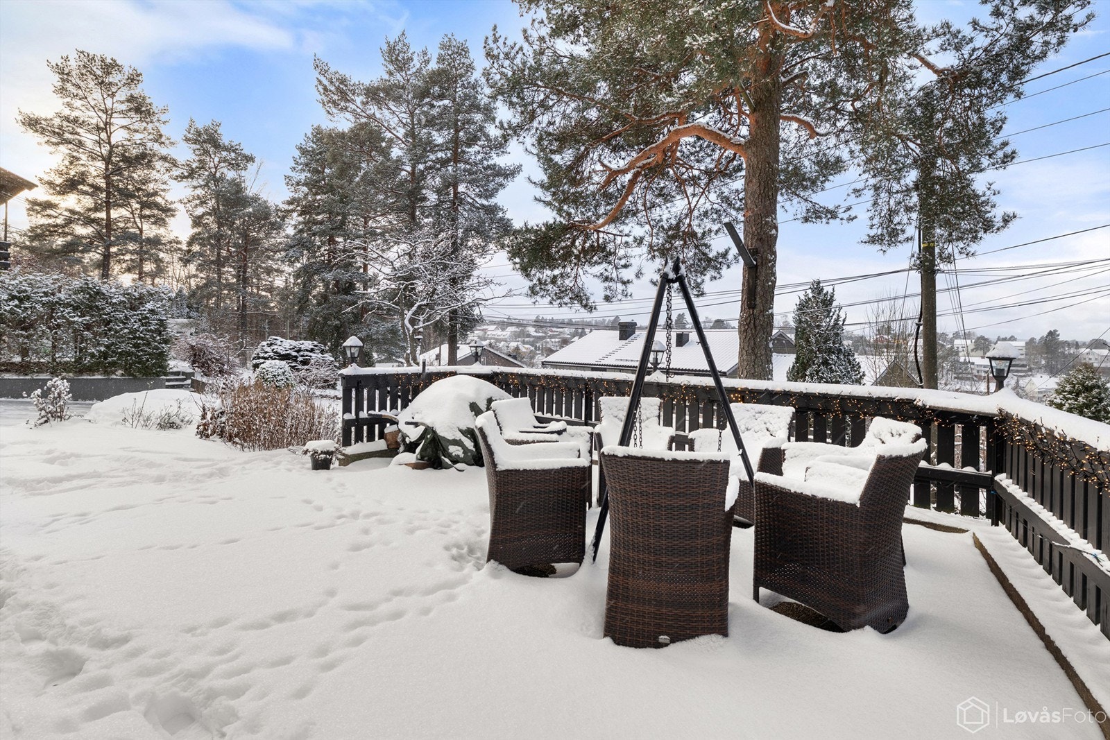 Terrassen byr på rikelig med plass til både utemøbler, grill og sosiale sammenkomster. Galleribilde