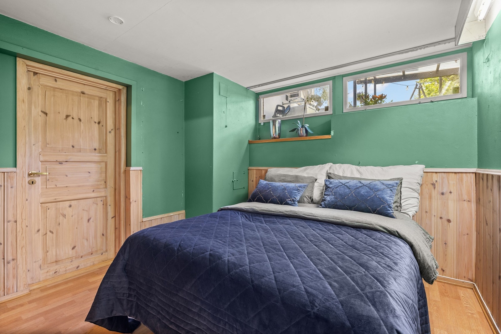 Et romslig og soverom i kjelleren, men som med fordel også kan fungere som en koselig kjellerstue eller hobbyrom - alt etter behov. Galleribilde