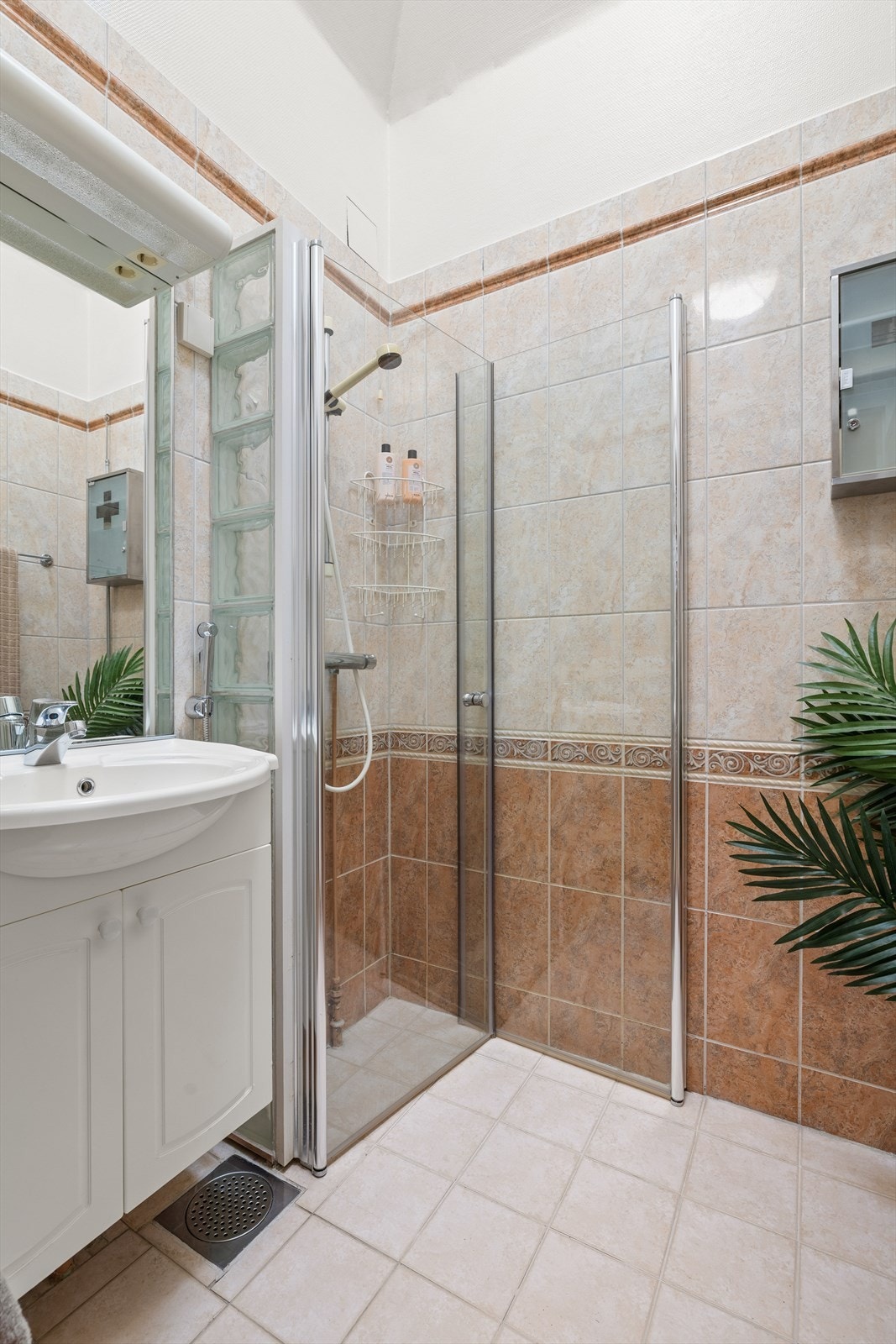 Baderom i 1. etasje som ligger vis a vis toalettrommet. Legg merke til den fantastiske takhøyde på inntil 2.90 m med overlys vindu. Galleribilde