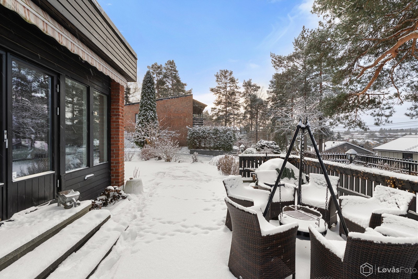 Solrik terrasse på 31 kvm og hage som gjør det enkelt å forlenge oppholdsrommet utendørs - perfekt for både rolige hverdager og sosiale sammenkomster i grønne omgivelser. Galleribilde