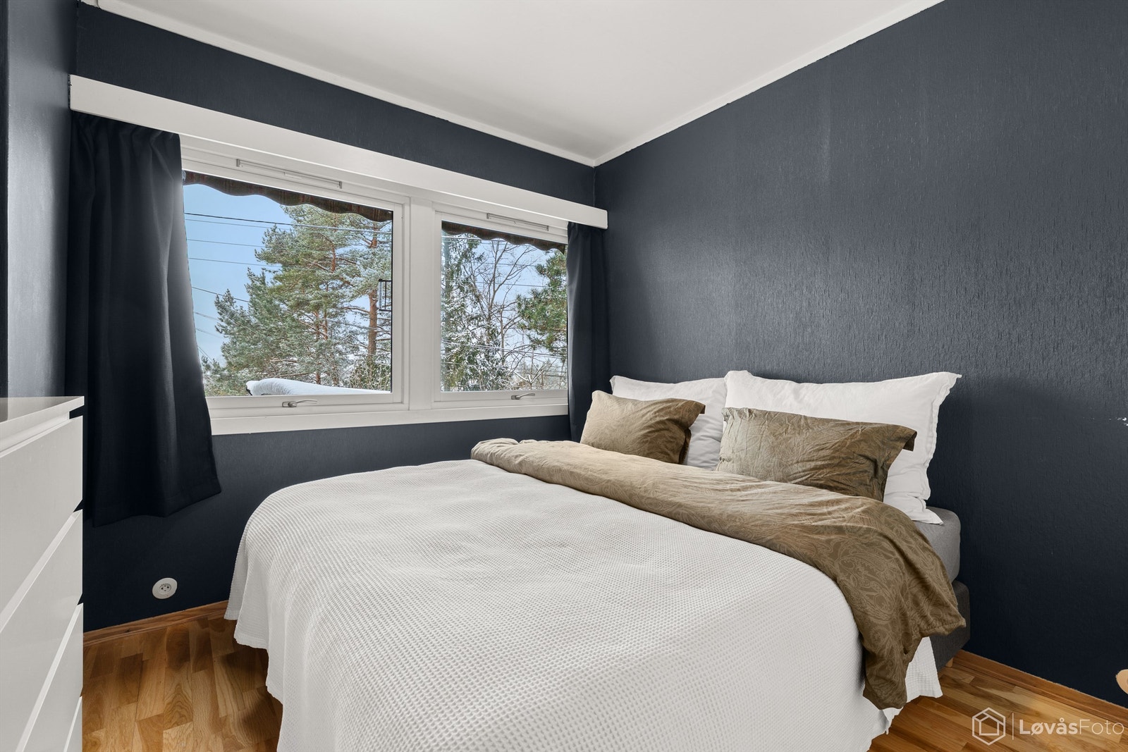 Boligen har fire gode soverom, hvorav tre ligger i 1. etasje. Alle soverommene ligger godt tilbaketrukket og skjermet fra øvrige oppholdsrom som kjøkken og stue. Galleribilde