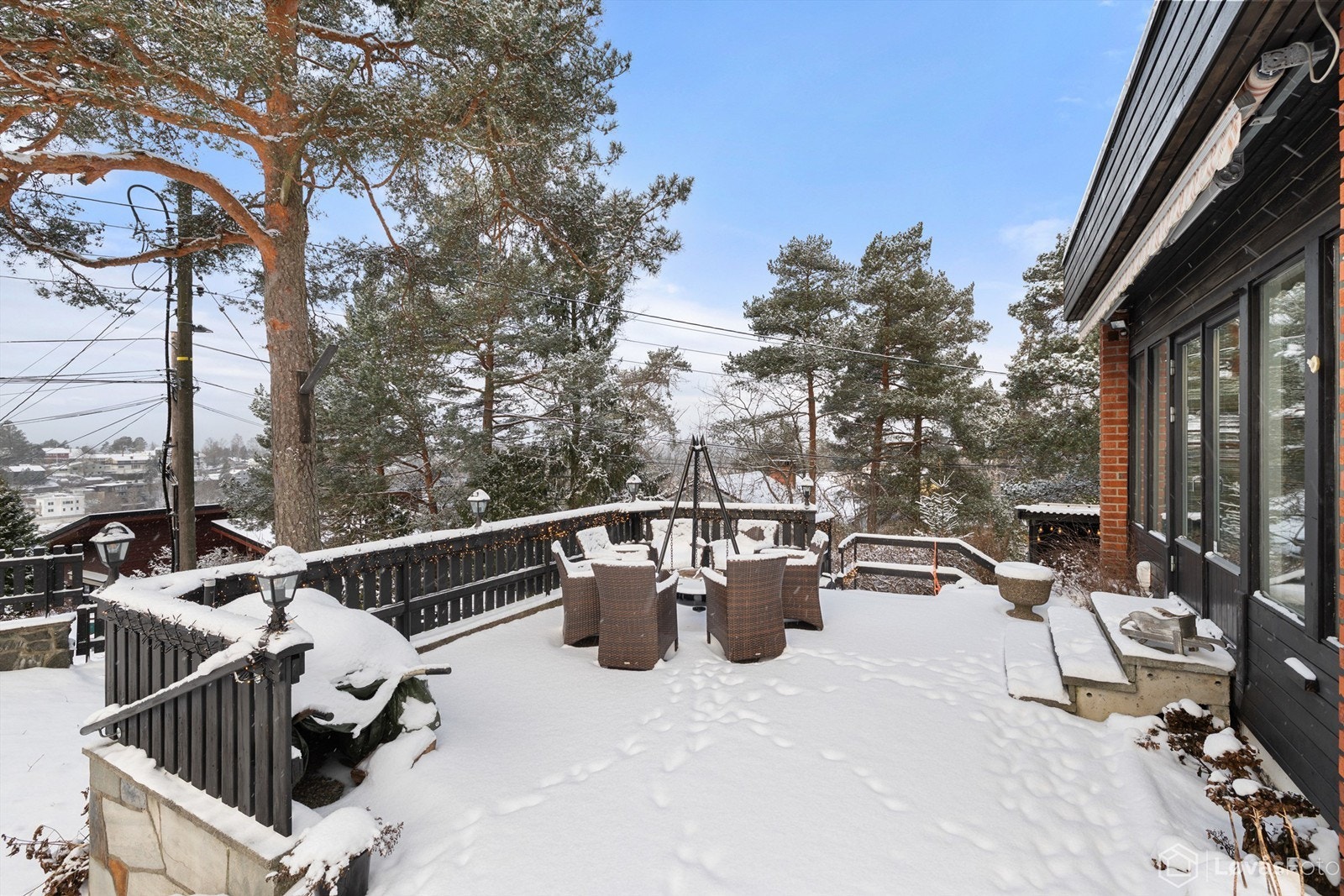 Fra stuen er det direkte utgang til en solrik terrasse på 31 kvm og hage, som gjør det enkelt å forlenge oppholdsrommet utendørs - perfekt for både rolige hverdager og sosiale sammenkomster i grønne omgivelser. Galleribilde