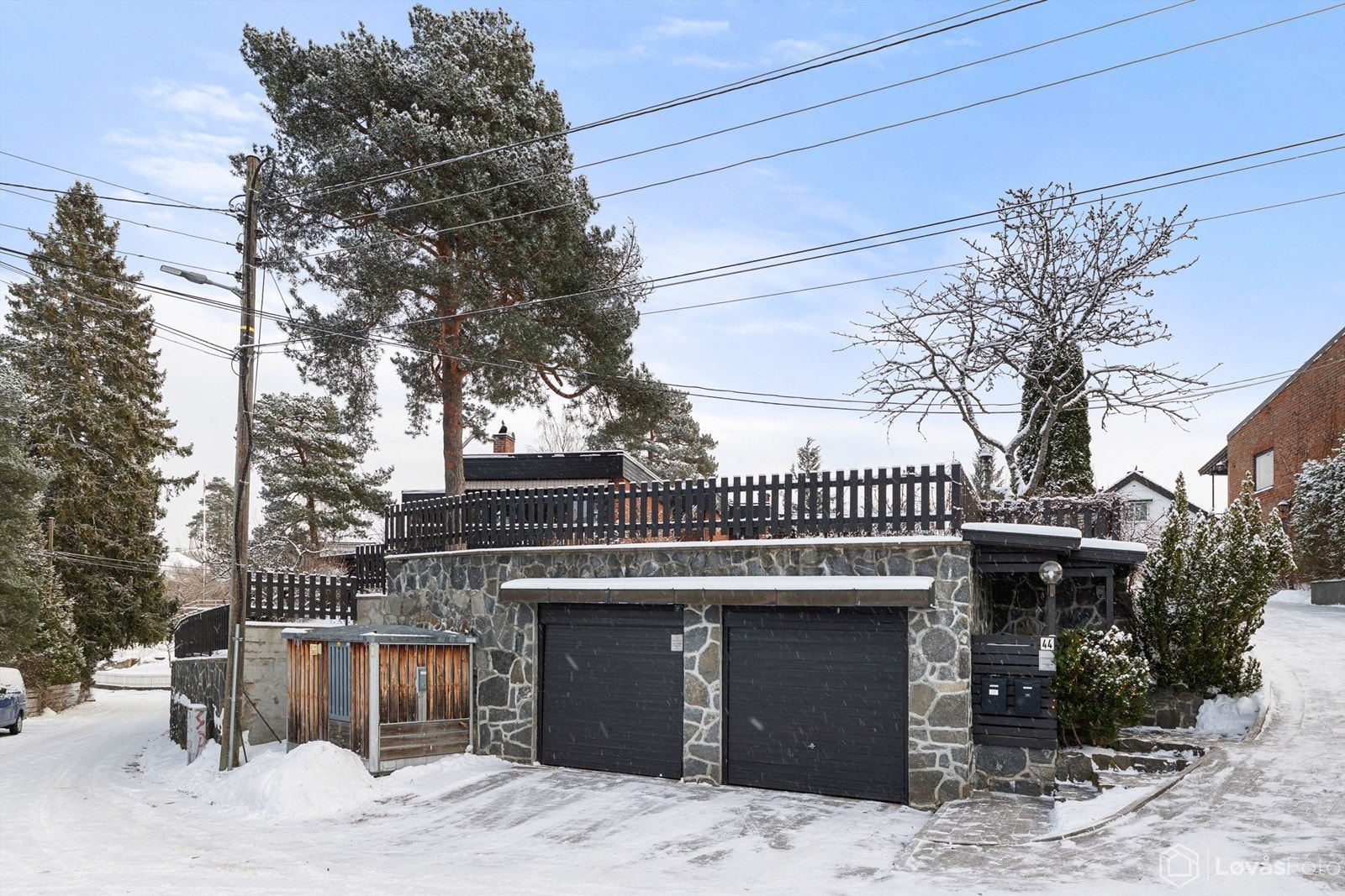 Garasjeplass i dobbeltgarasje (venstre side) som er bygget inn i terrenget. Galleribilde