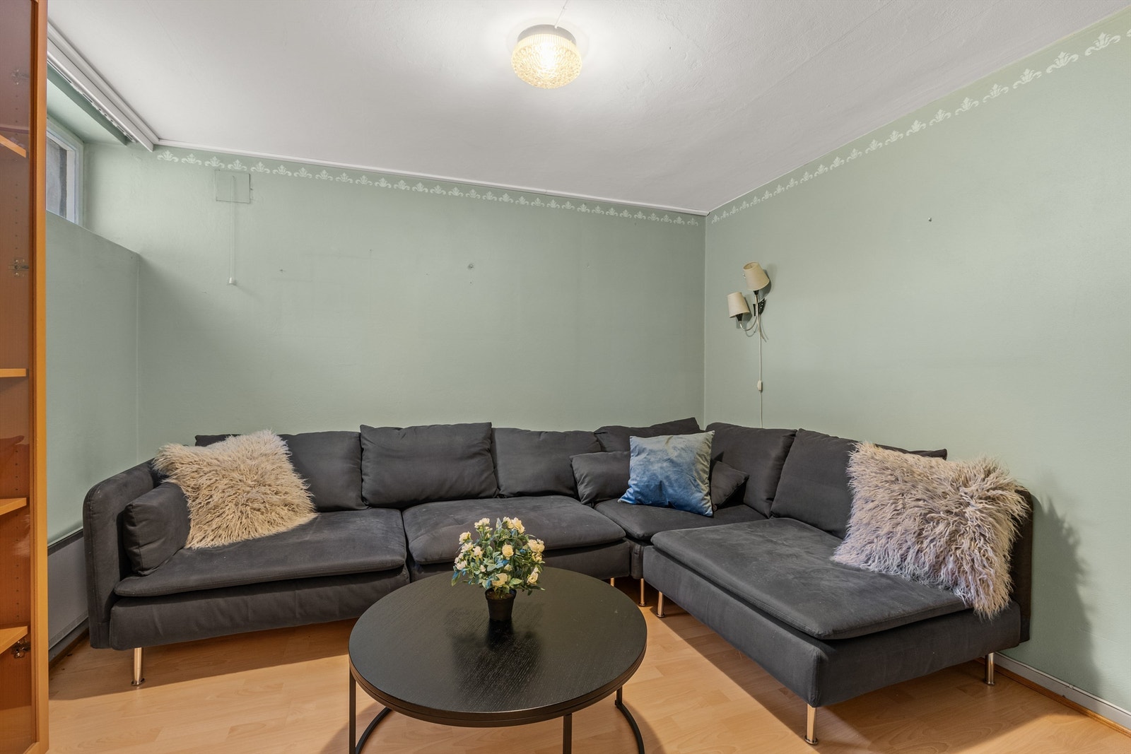 Bod som selger bruker som TV-stue (ikke godkjent til varig opphold) Galleribilde