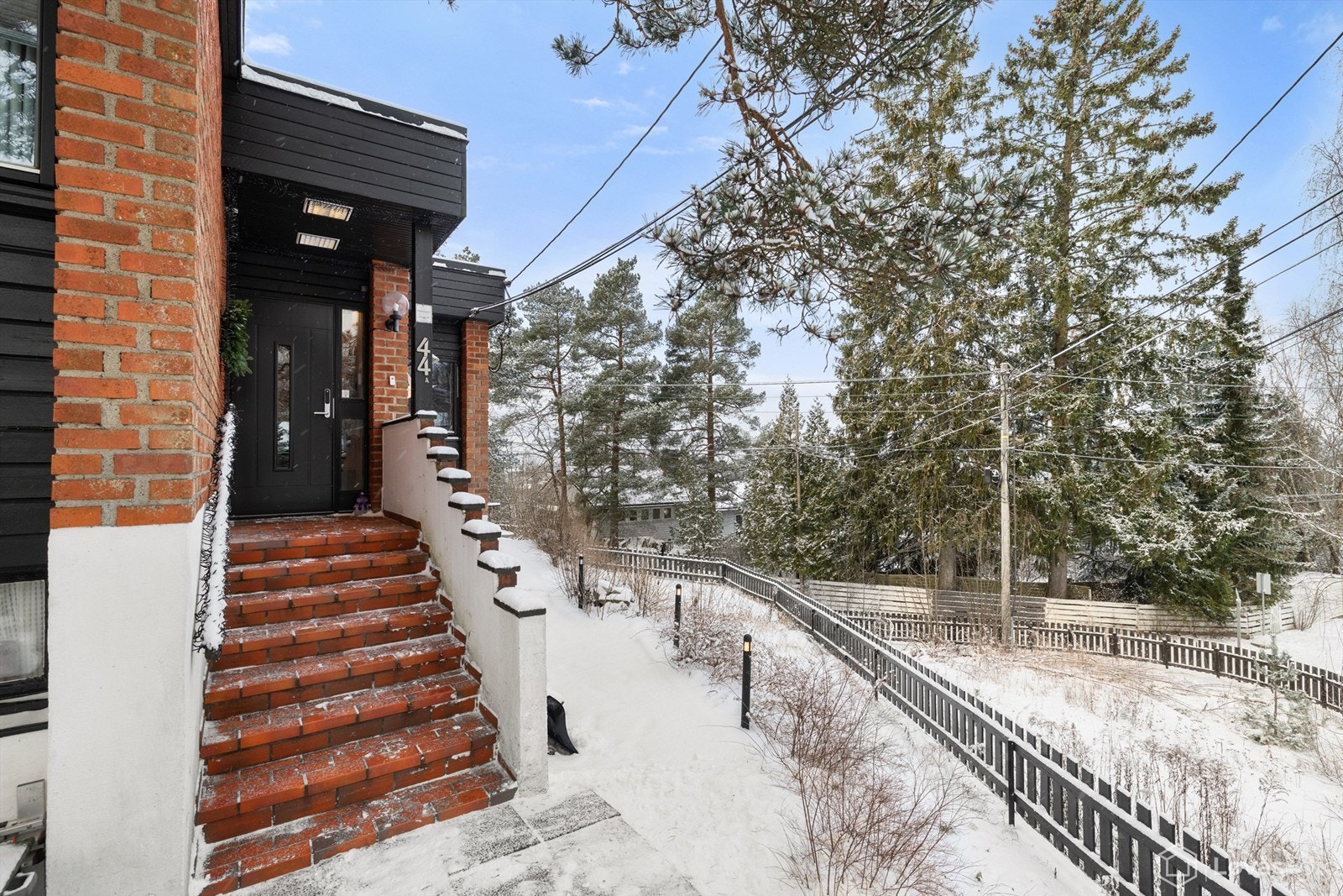 Hyggelig inngangsparti satt med varmekabler. Galleribilde