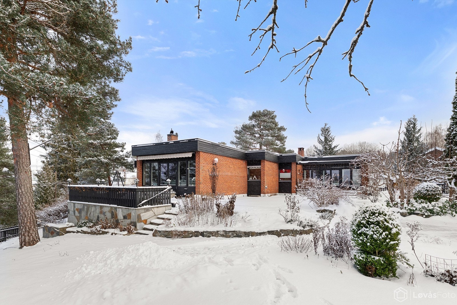 Velkommen til Sponstuveien 44 - en stor, solrik og arkitekttegnet tomannsbolig over 2 plan med 4 soverom og garasje beliggende i blindvei. Galleribilde