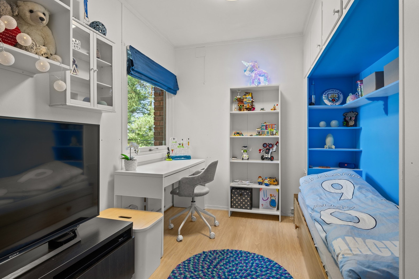 Soverom 2 av 3 beliggende i 1. etasje. Rommet er utstyrt med garderobeskap og har plass til både seng og skrivebord - ideelt for både barn og voksne. Galleribilde