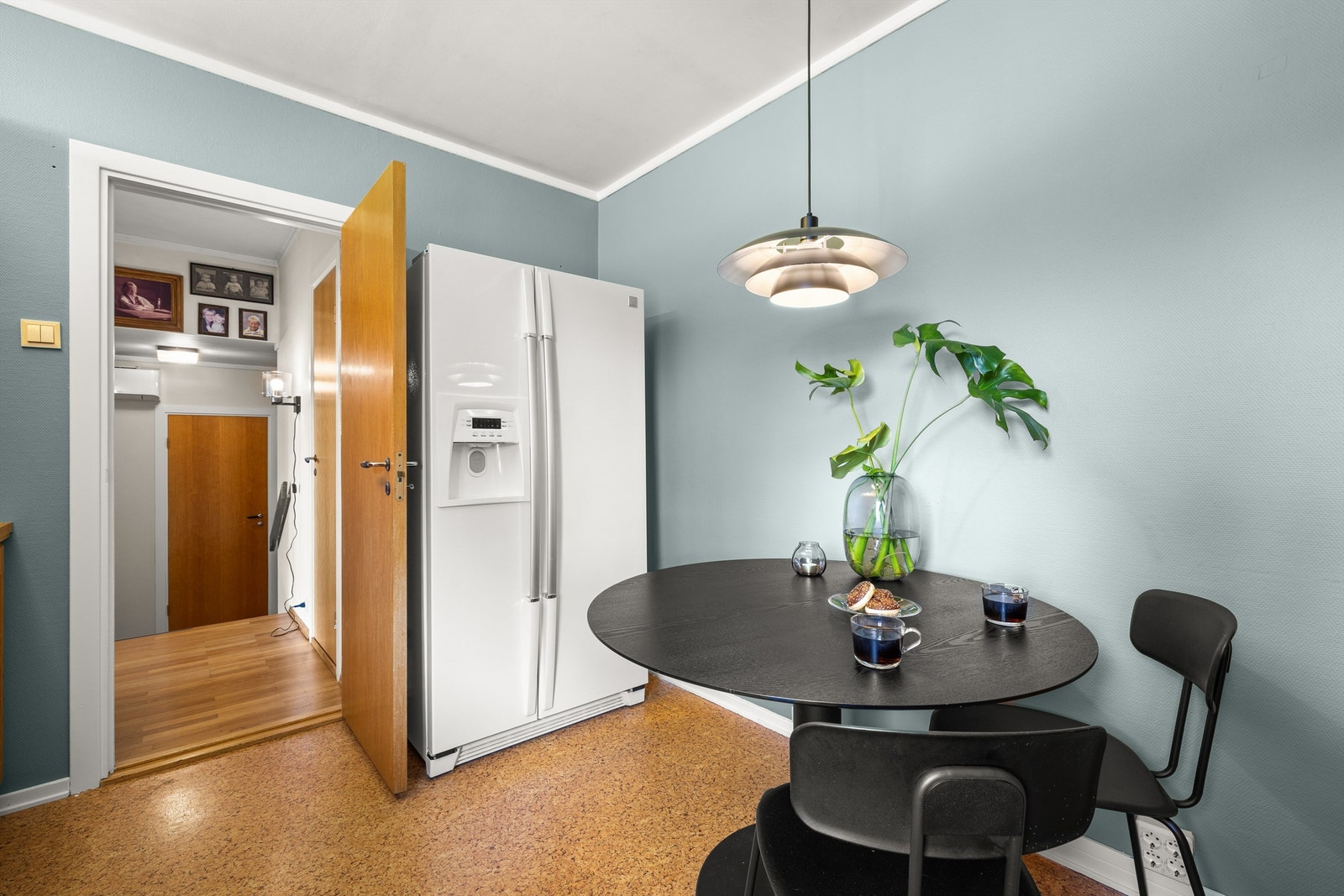 Her er det god plass til kjøkkenbord. Galleribilde