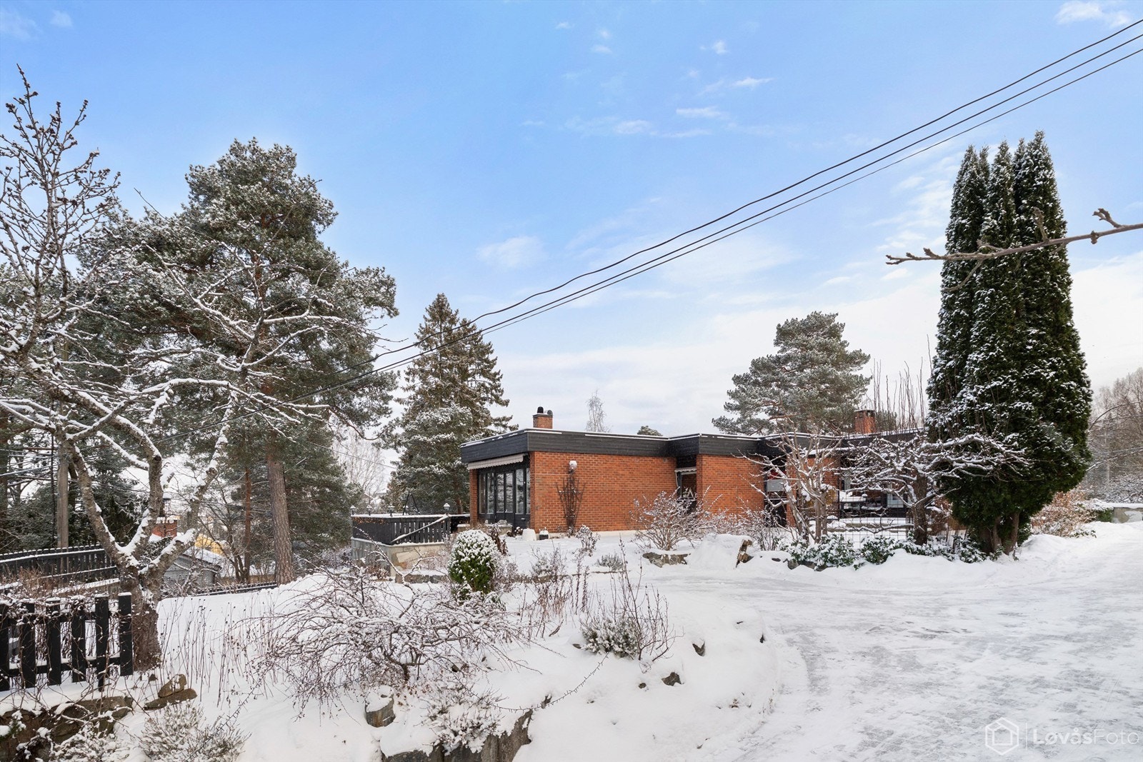 Boligen er godt tilpasset terrenget og omgivelsene, i frodige omgivelser med lite innsyn. Galleribilde