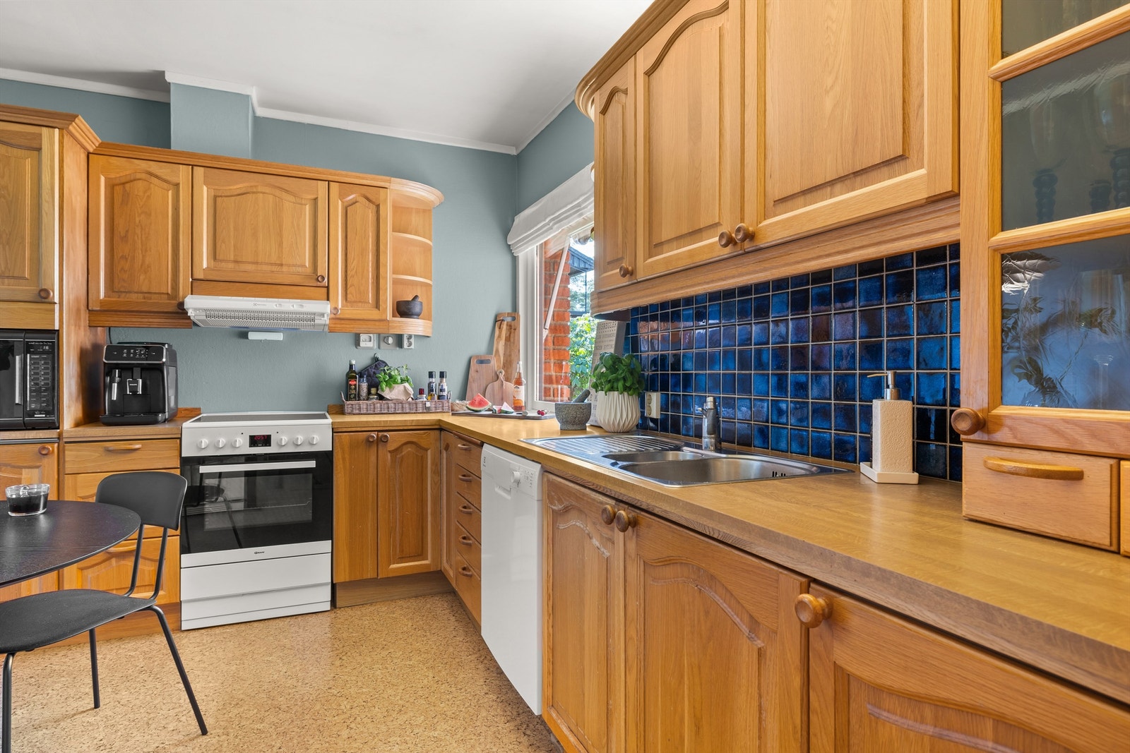 Kjøkkenet er utrustete med frittstående hvitevarer som inkluderer kjøleskap med frysedel, oppvaskmaskin og komfyr, samt integrert mikrobølgeovn - alle hvitevarer medfølger. Galleribilde