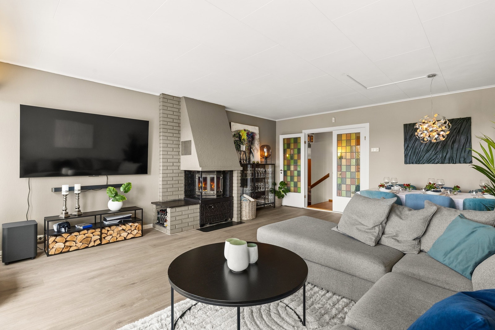 Her er det god plass til flere sittegrupper, og rommet kan enkelt deles inn i ulike soner. Peisen gir varme og karakter til rommet, og skaper en lun stemning på kjølige dager. Galleribilde