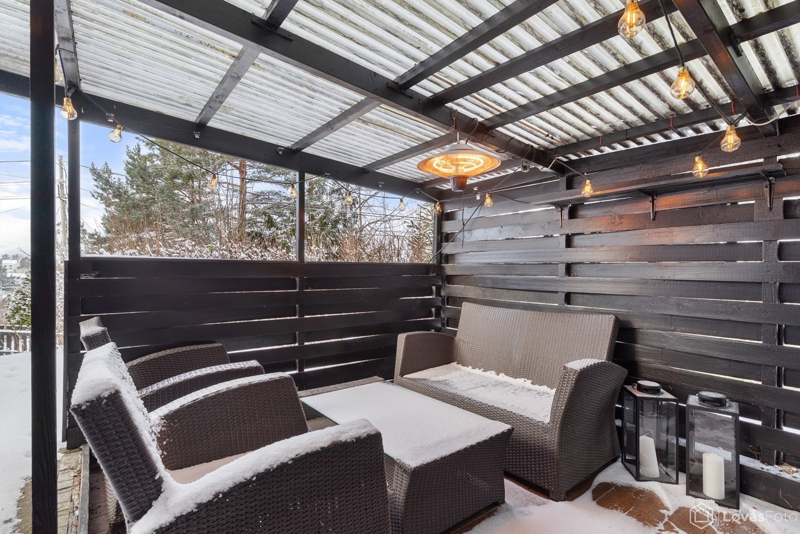 Den nedre terrassen er utstyrt med en pergola (ikke byggemeldt) som skaper en lun og skjermet atmosfære - perfekt for hyggelige kvelder eller som et skyggefullt oppholdssted på varme dager. Galleribilde