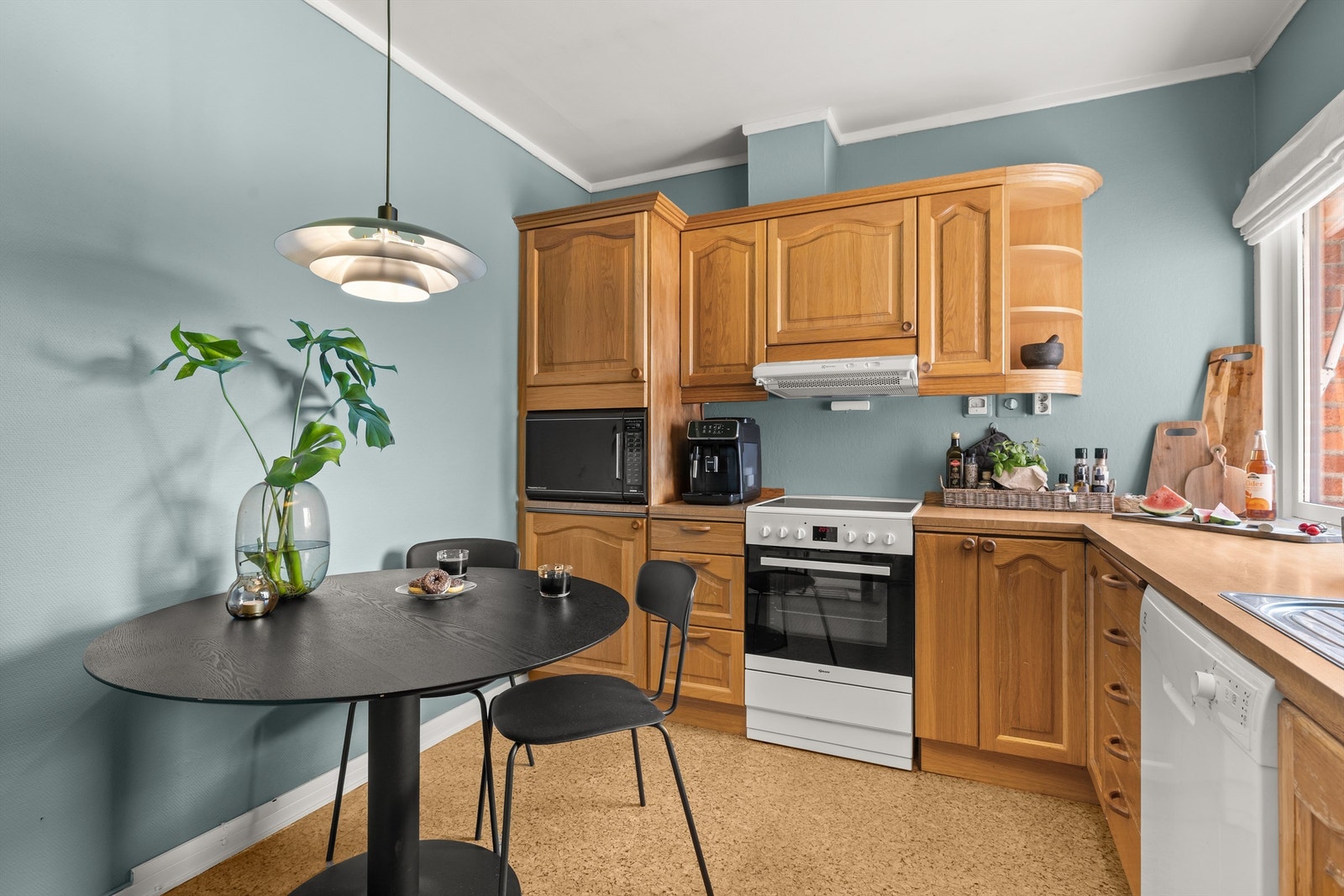 Separat kjøkken som ligger i praktisk tilknytning til stue og spisestue. Kjøkkenet har innredning med profilerte fronter og benkeplater av laminat. Galleribilde