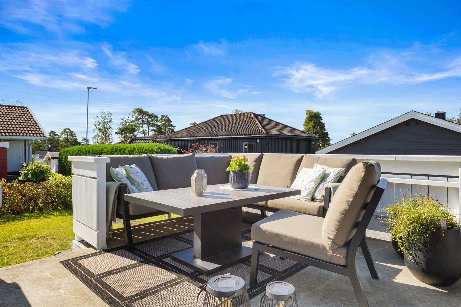 Her har man god plass til både spisegruppe og loungemøbler Galleribilde