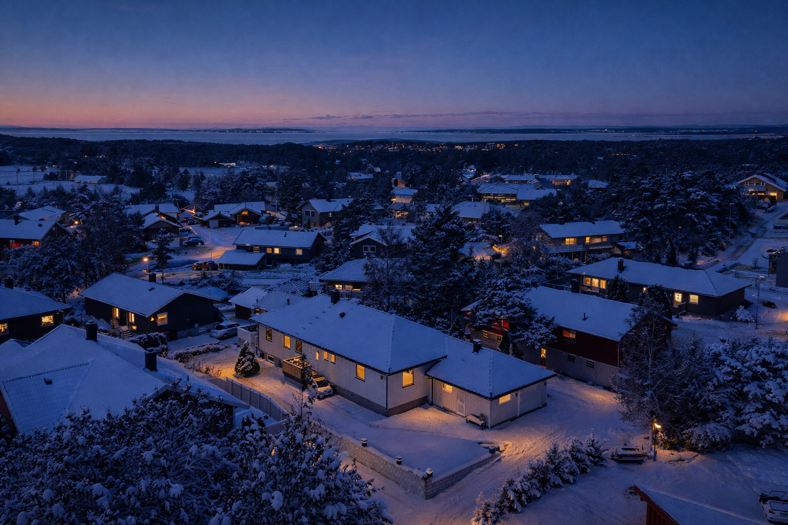 Megler Fabian Robertino (92117474) presenterer Manstadkroken 33 - Enebolig med god beliggenhet i et barnevennlig område med kort vei til skjærgård, golfbaner, idrettsanlegg, skoler osv. (Bildet er redigert for å fremstå sesongriktig. Avvik kan forekomme) Galleribilde