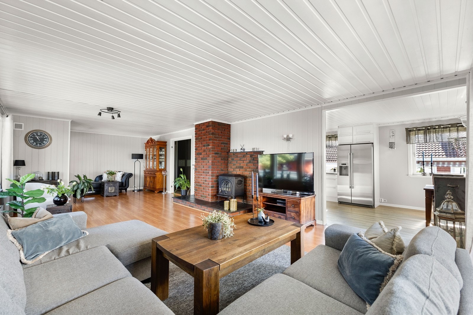 Stuen ligger i en åpen løsning mot boligens flotte kjøkken Galleribilde