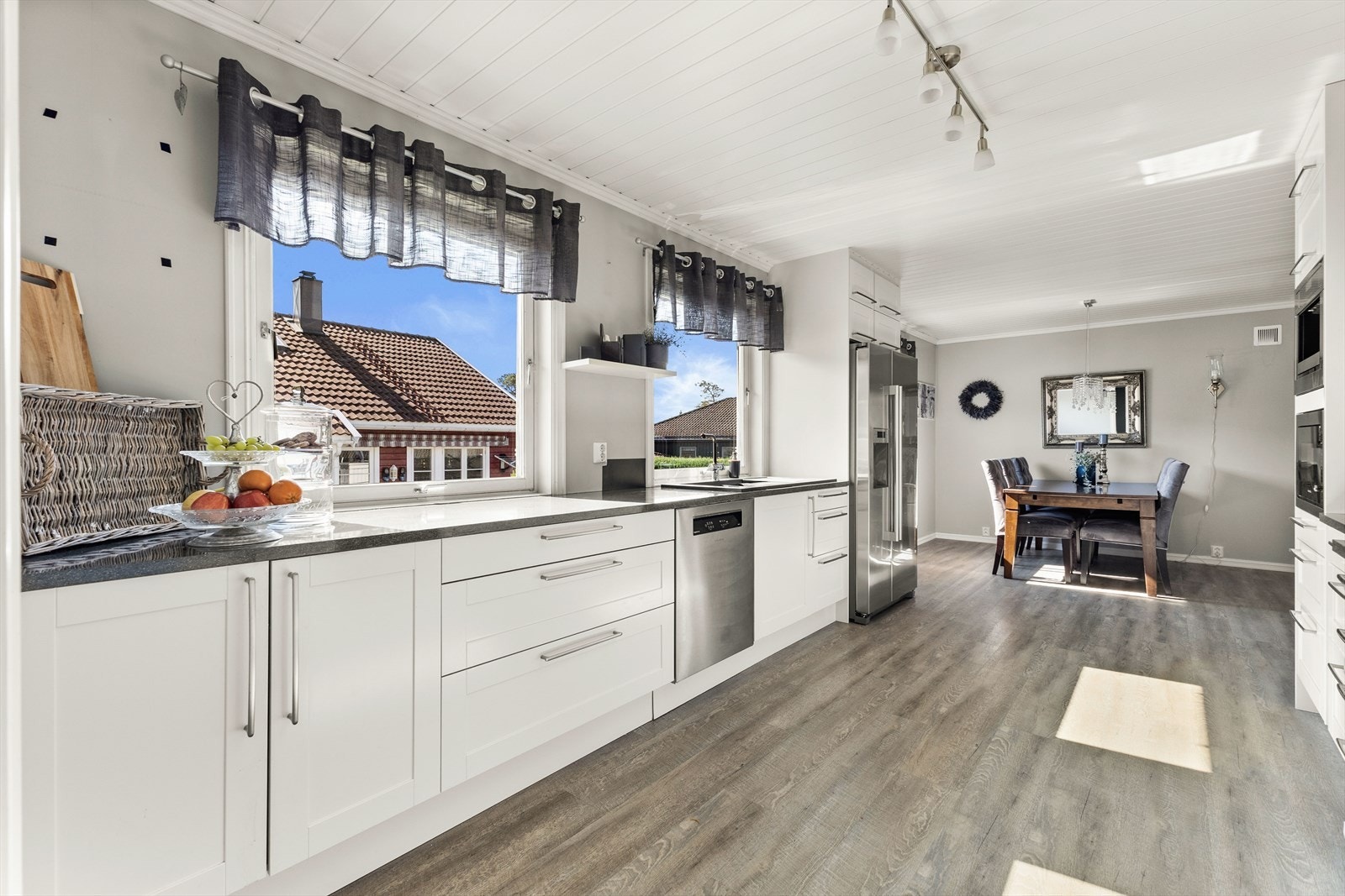 Her får du rikelig med skap- og benkeplass, samt integrerte hvitevarer som oppvaskmaskin, kaffemaskin, mikrobølgeovn, induksjonstopp og komfyr Galleribilde