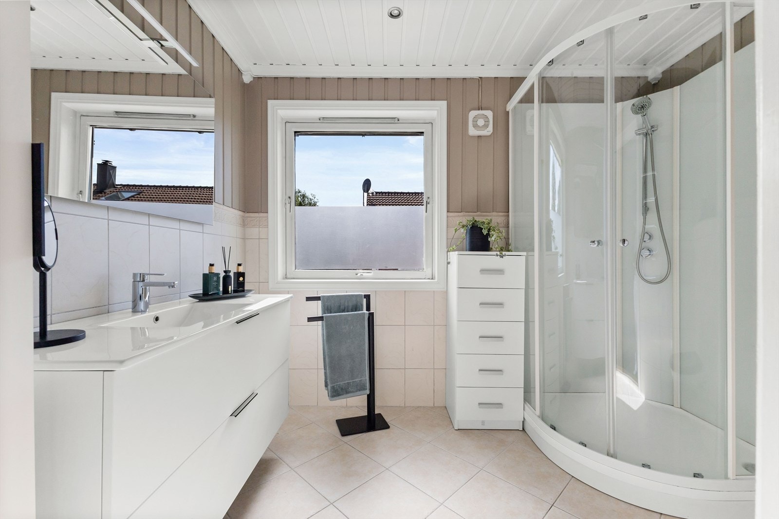 Badet ble i følge eier pusset opp i 2009, med blant annet nye vegg- og takoverflater. Det ble lagt fliser oppå eksisterende fliser, og taket er kledd med panel. Veggene har en kombinasjon av fliser og panel Galleribilde