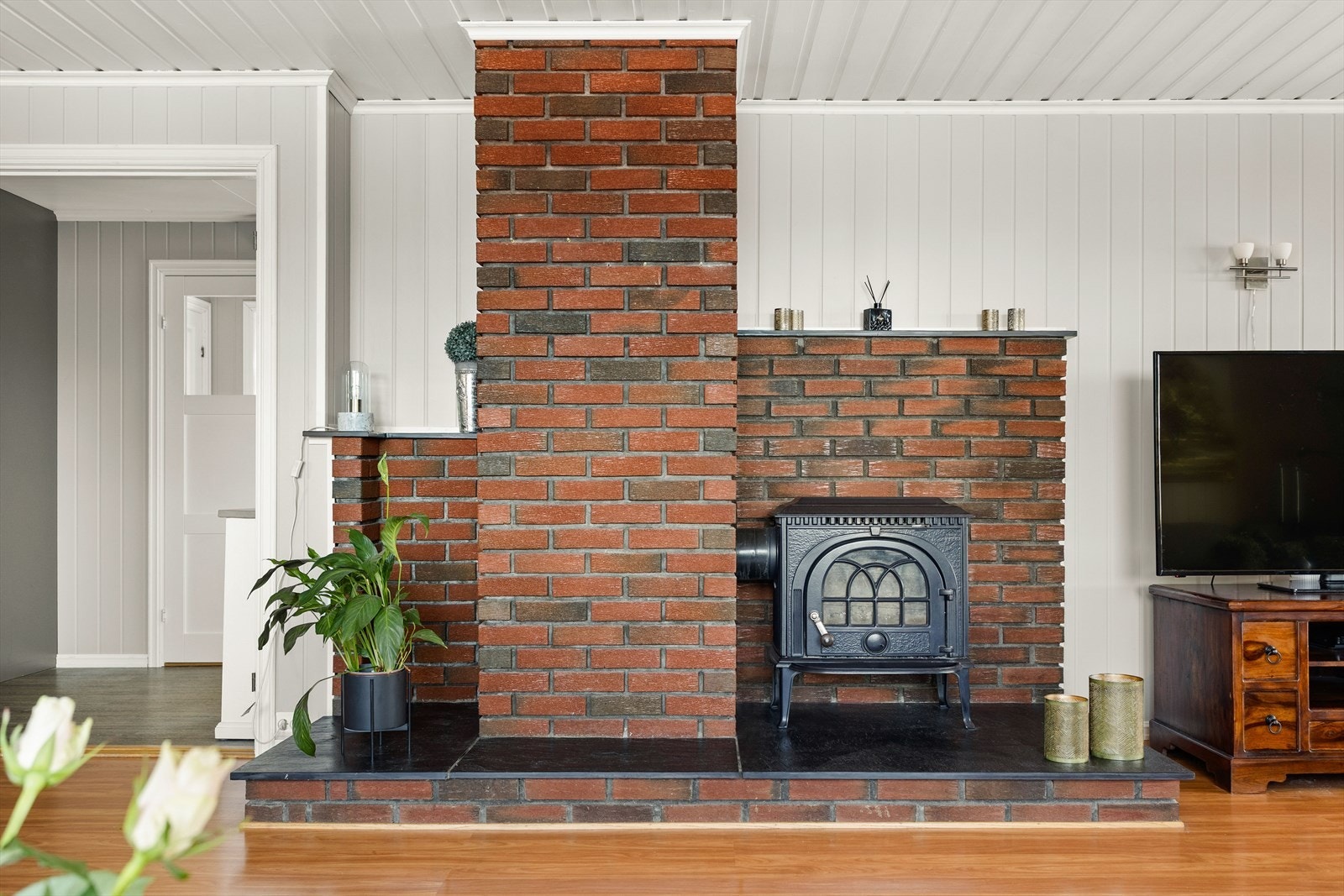 Oppvarming via elektriske panelovner og vedovn plassert i stue og kjellerstue Galleribilde