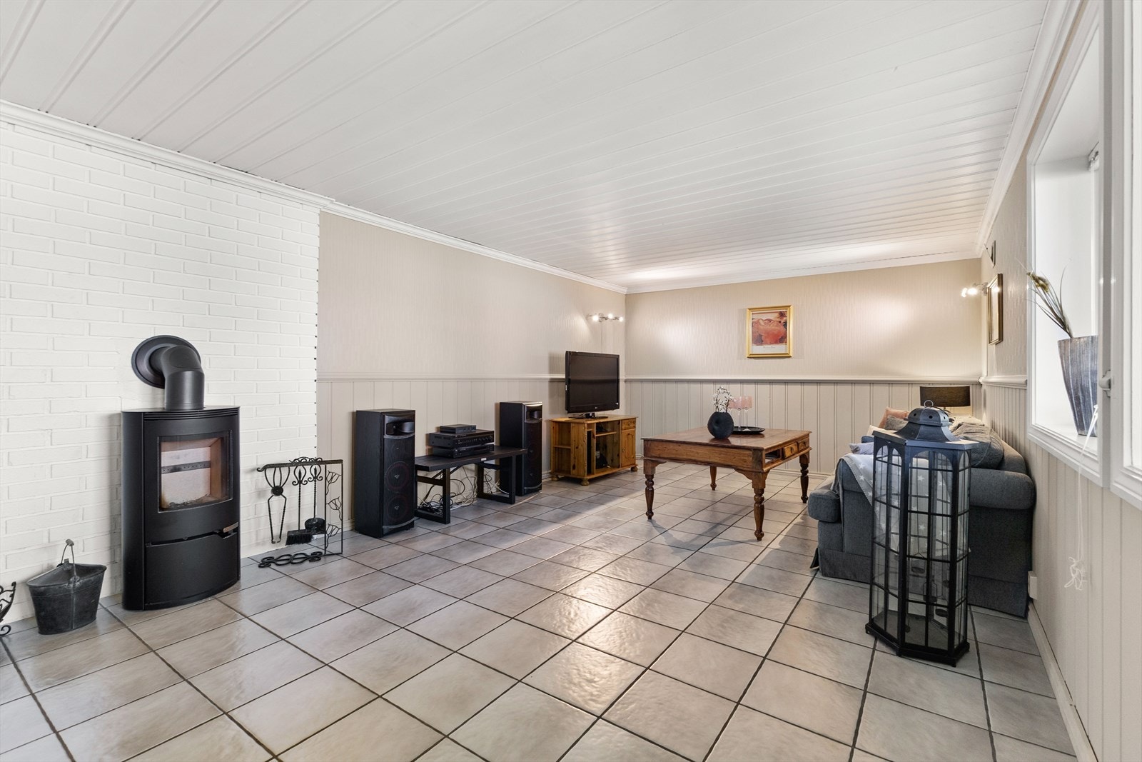 Kjellerstuen egner seg godt som en ekstra oppholdsplass eller TV-stue Galleribilde