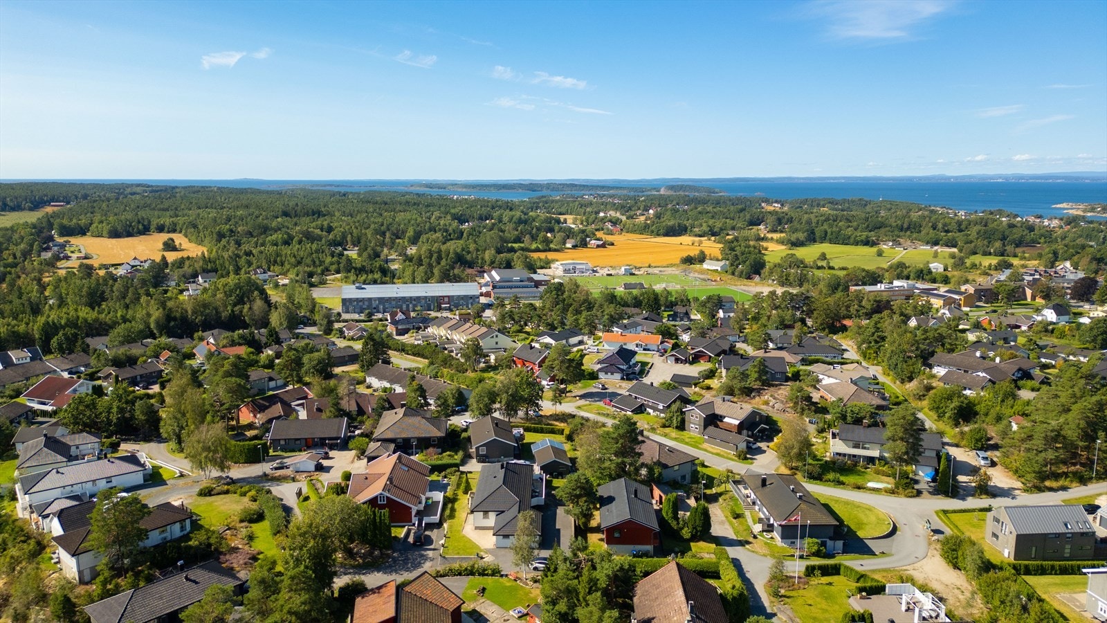 Det er kort vei til flotte tur- og skogsområder, 18 hulls og 9 hulls golfbane, Lervikstranda og svaberg ved sjøen Galleribilde