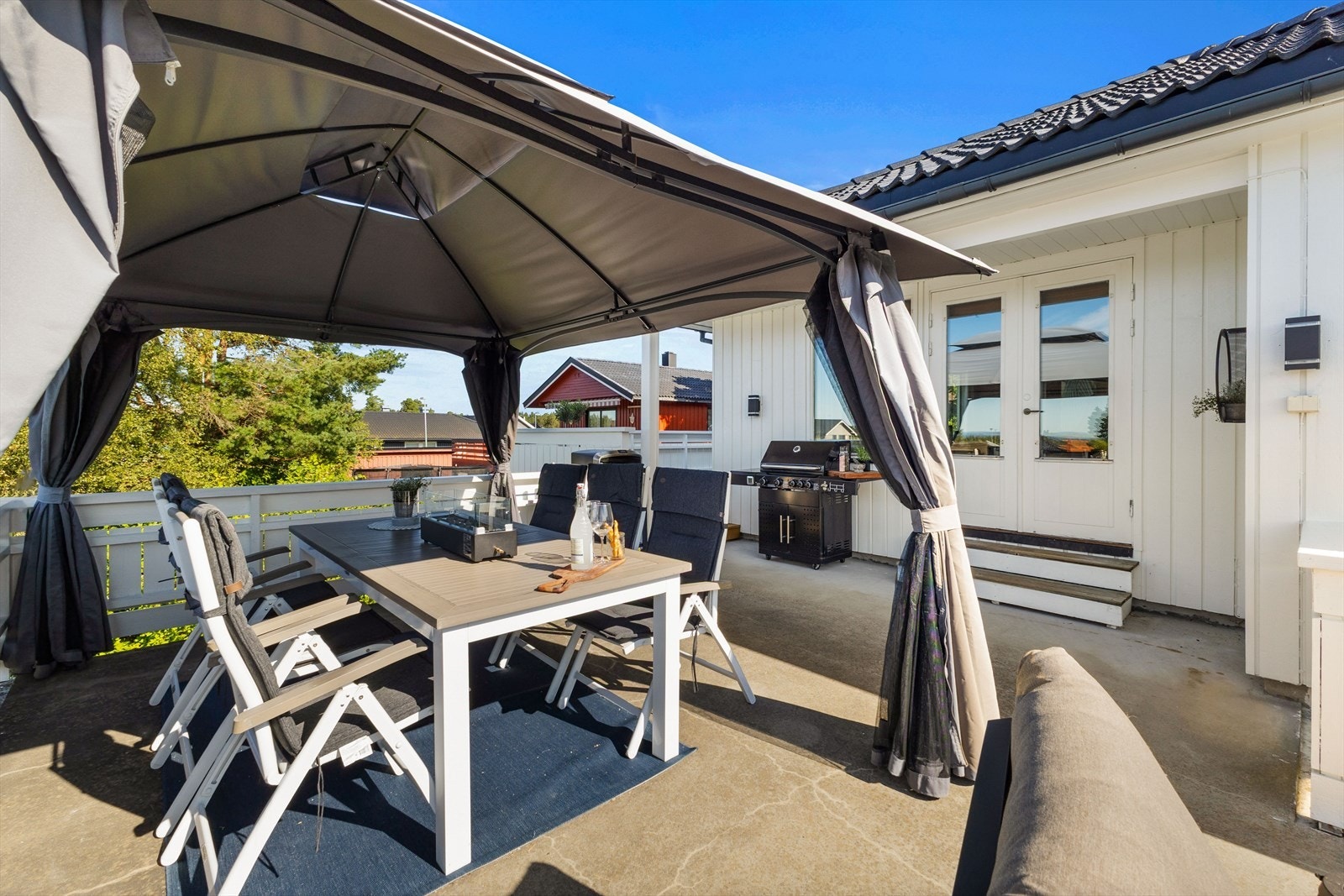 Stor og solrik terrasse på ca. 37 kvm med optimal beliggenhet mot sørvest - en forlengelse av stua gjennom hele sommeren Galleribilde