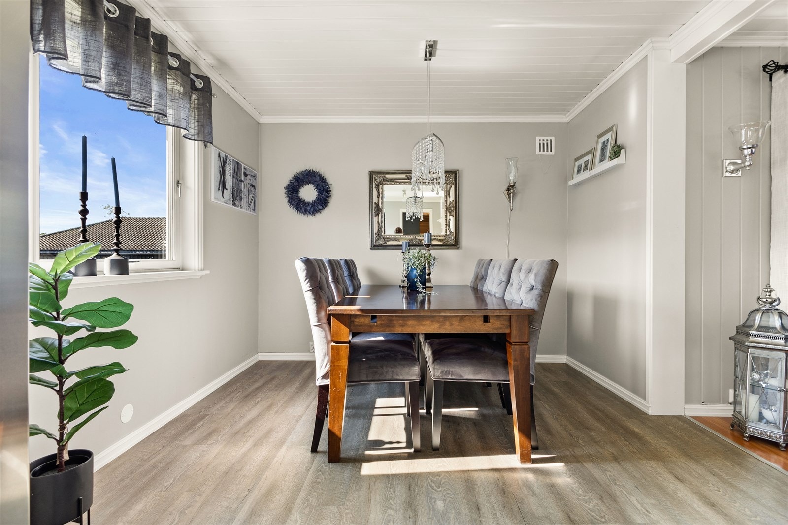 I forlengelse av kjøkkenet har man god plass til et romslig spisebord Galleribilde