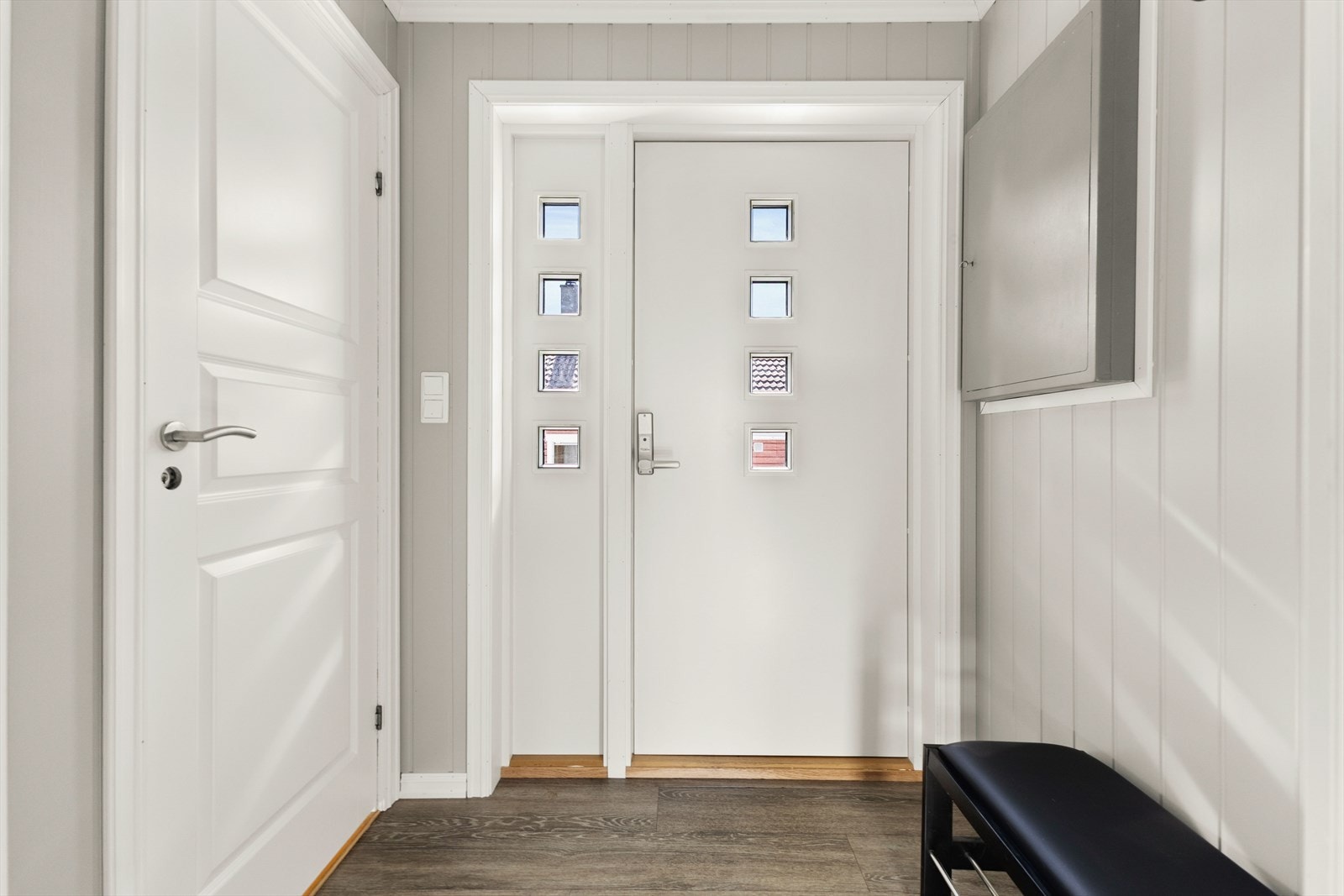 En lys entré er det første som møter deg i boligens 1. etasje. Her er det god plass til å henge yttertøy og ta imot gjester Galleribilde