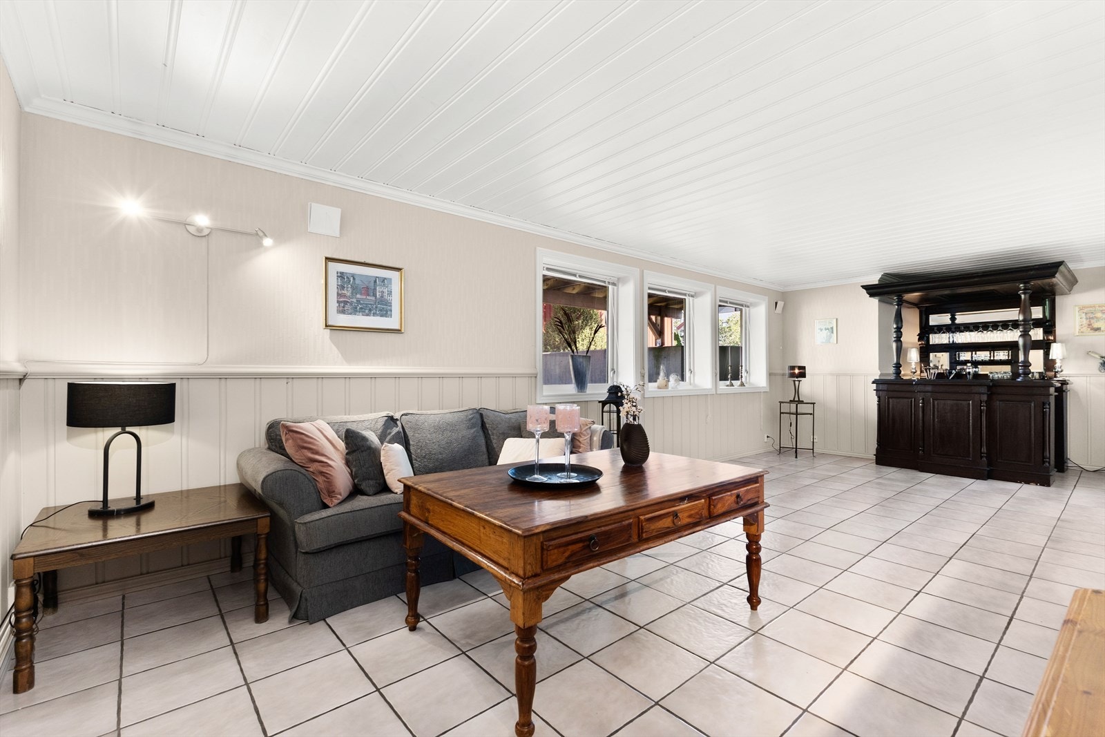 Det er adkomst til boligens underetasje fra gang i 1. etasje. I denne etasjen ligger gang, kjellerstue og vaskerom Galleribilde