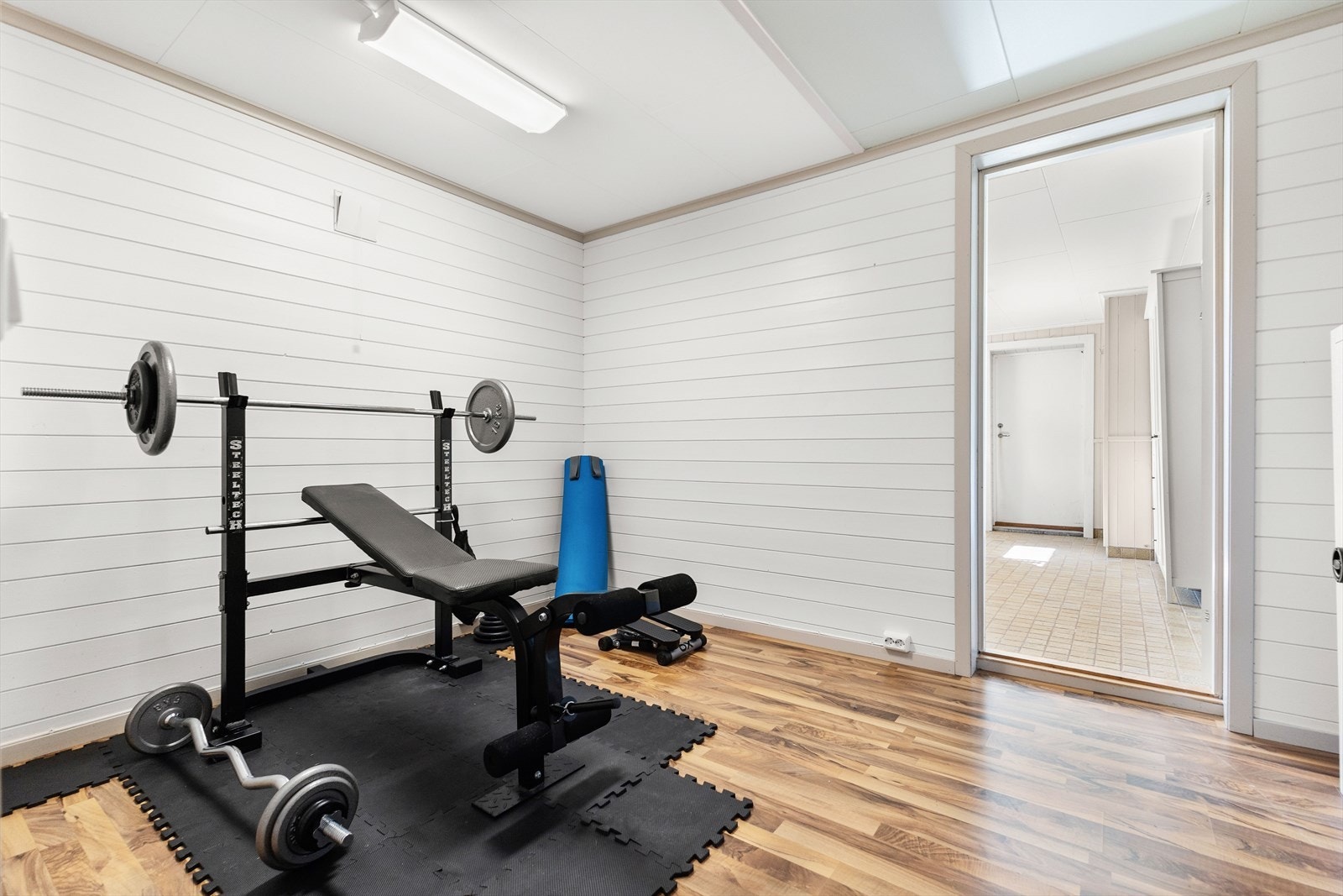En av bodene i kjelleren er innredet som et som et treningsrom, med god plass til ulike treningsapparater og utstyr. Se pkt ferdigattest Galleribilde