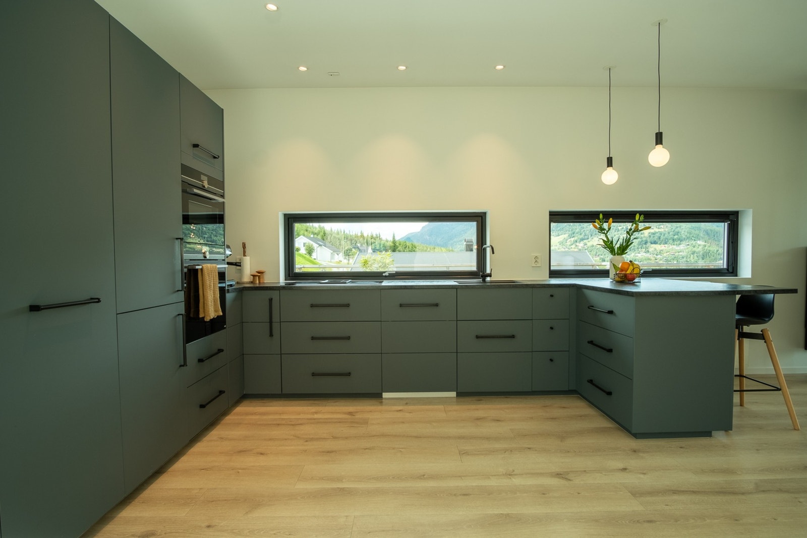 Moderne kjøkken med integrerte hvitevarer. Koketopp med innebygget ventilator Galleribilde