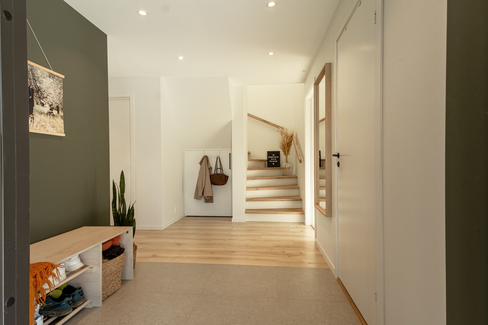 Lys og romslig gang med plass til å henge fra seg ytterytøy Galleribilde