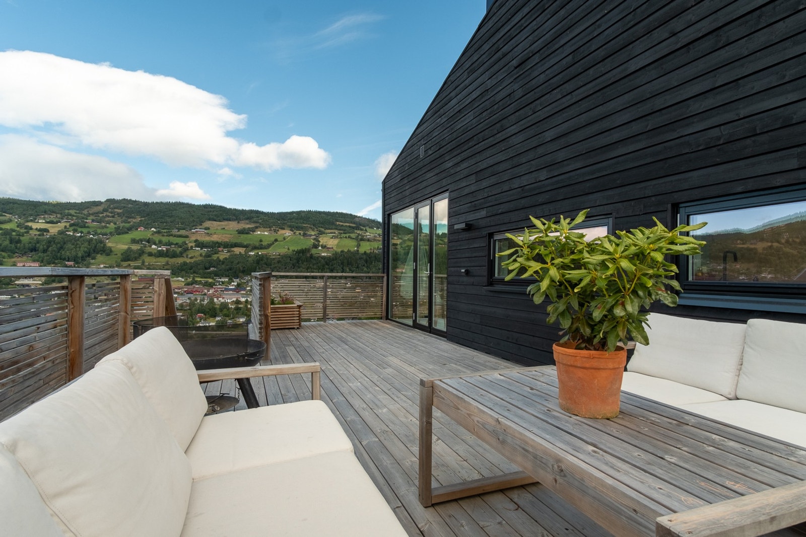 Her er det utsikt over til Øvre-Ål og ned mot Sundre/sentrum Galleribilde