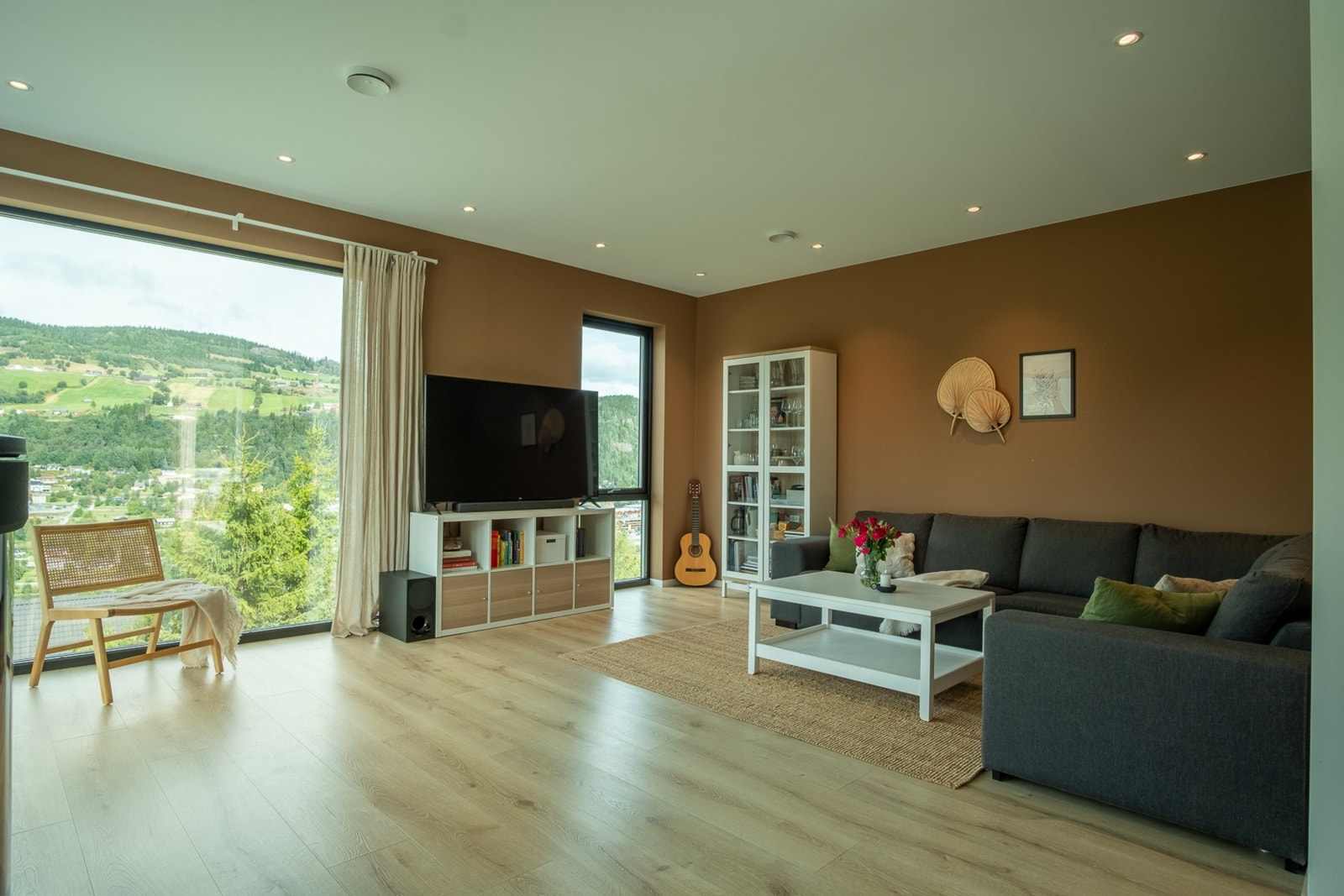 Stue med plass til sofakrok Galleribilde