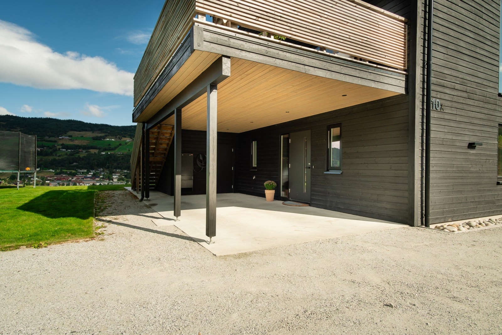 I bakkant av carporten er det teknisk rom/bod. Det er montert elbil-lader i carporten. Galleribilde
