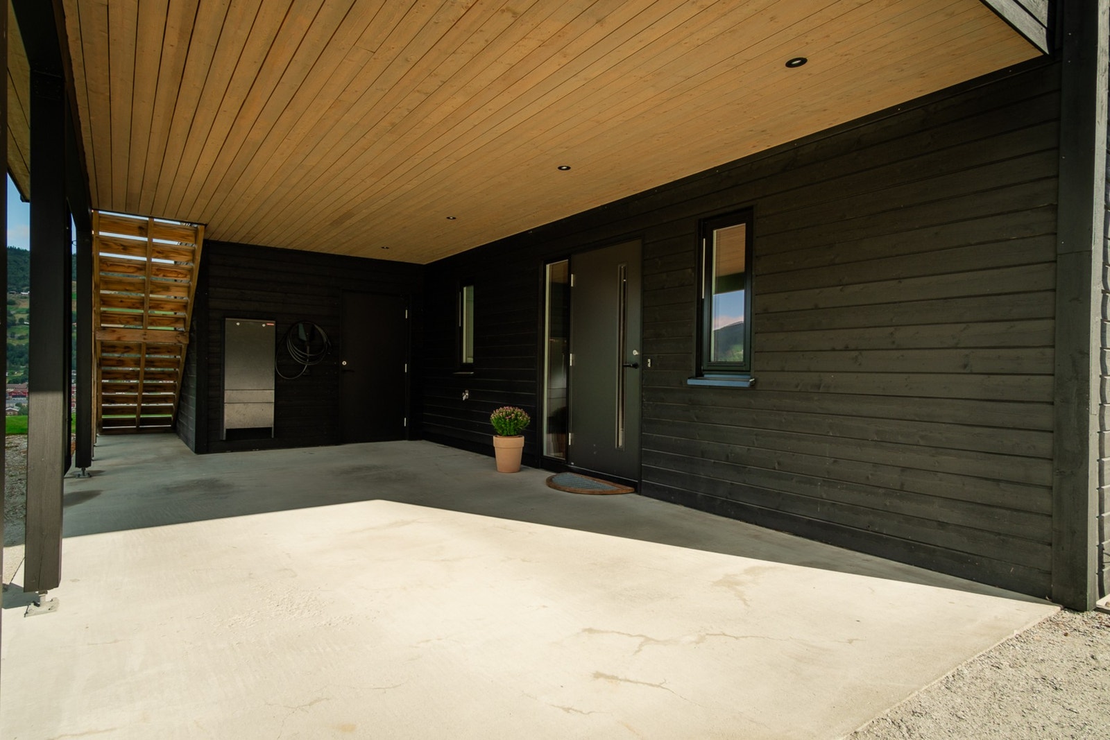 Inngangsparti i tilknytning til carport med plass til 1 bil Galleribilde