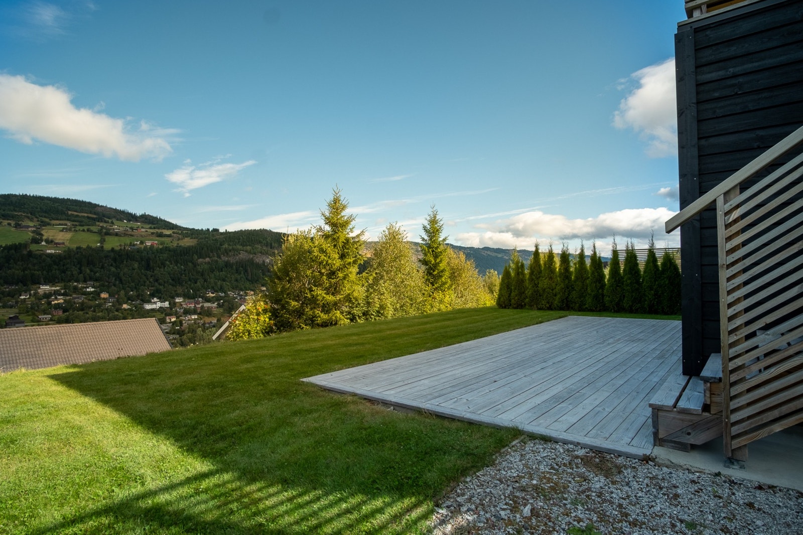På fremsiden av boligen er det praktisk terrasse og plenareal Galleribilde