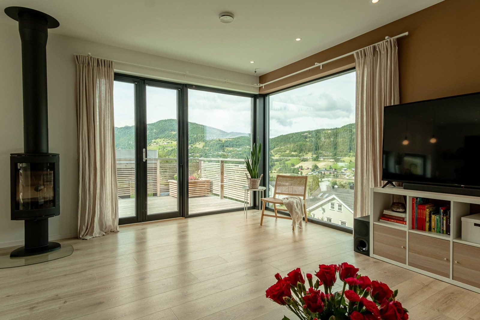 Her kan man nyte utsikten gjennom vinduene, eller fra veranda via skyvedører i stuen Galleribilde