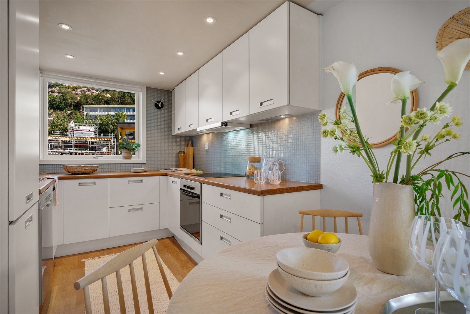 Flott kjøkken med slette fronter og integrerte hvitevarer. Galleribilde