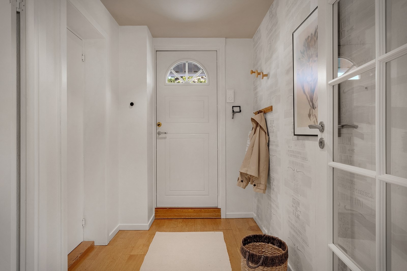 Velkommen inn! Her er det godt plass til å henge fra seg. I tillegg er det tilkomst direkte til bod for enda mer oppbevaring. Galleribilde