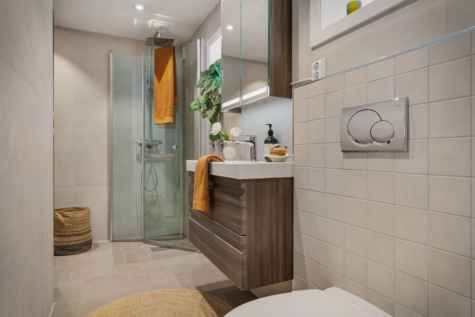 Nydelig bad fra 2020 med moderne og lekkert preg. Galleribilde