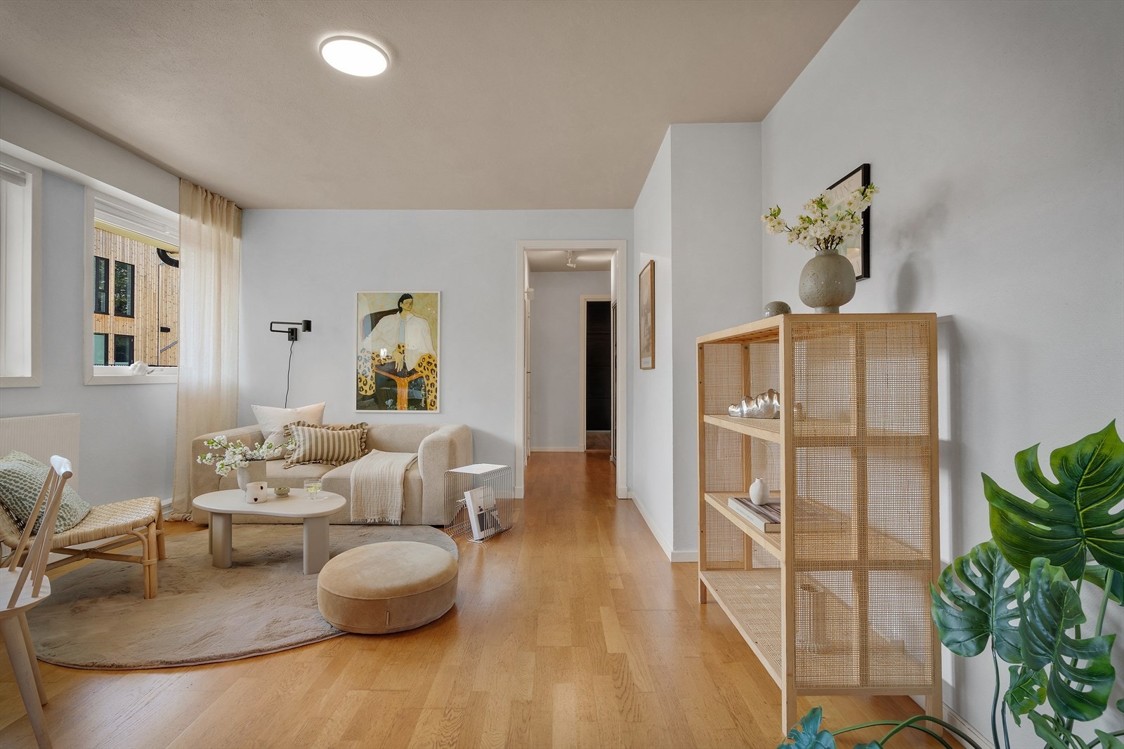 Luftig stue med masse naturlig lys. Det er radiator på veggen som varmes opp via sentralvarmesystem. Galleribilde