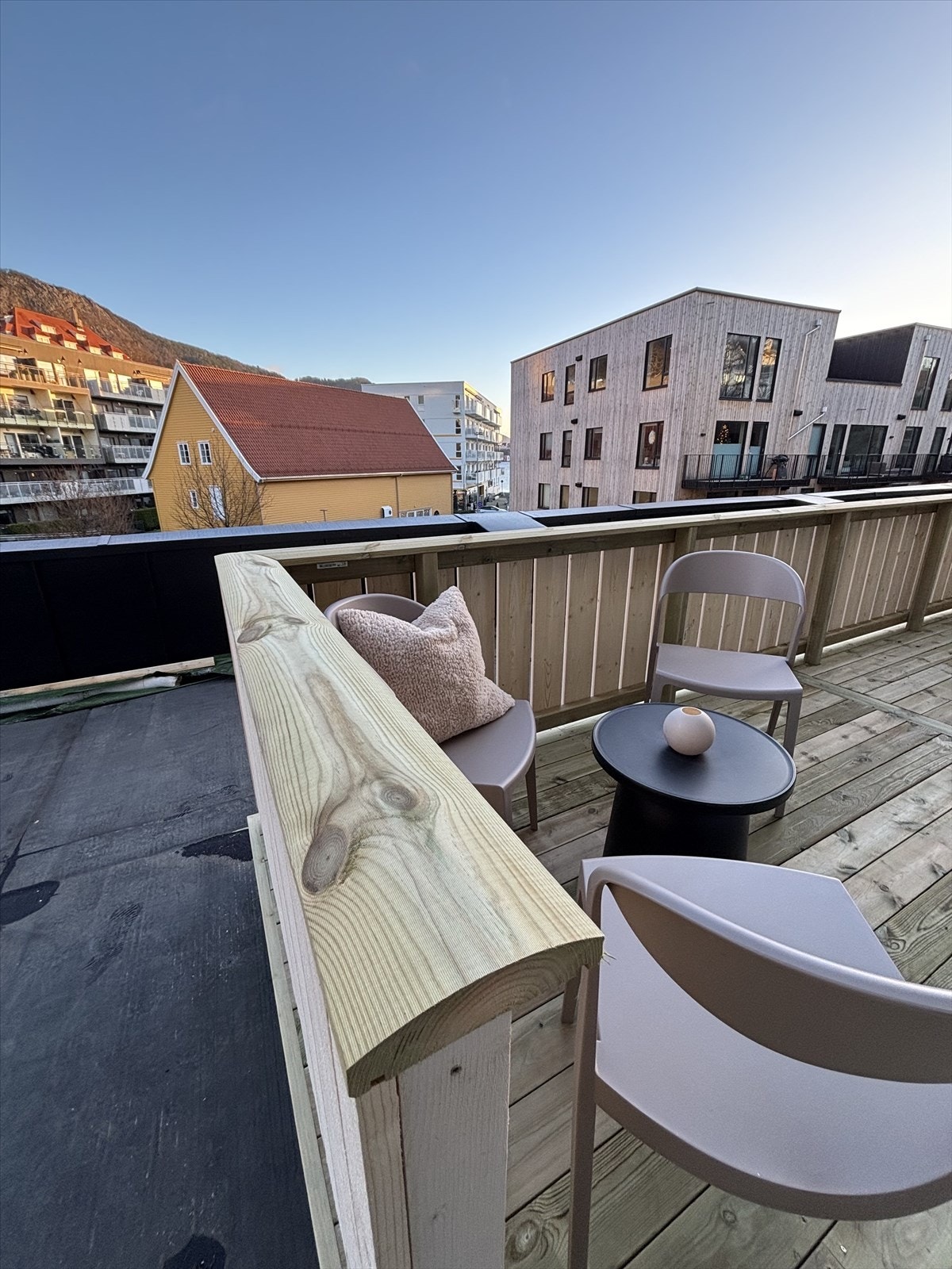 Helt nyoppført terrasse i forkant av leiligheten Galleribilde