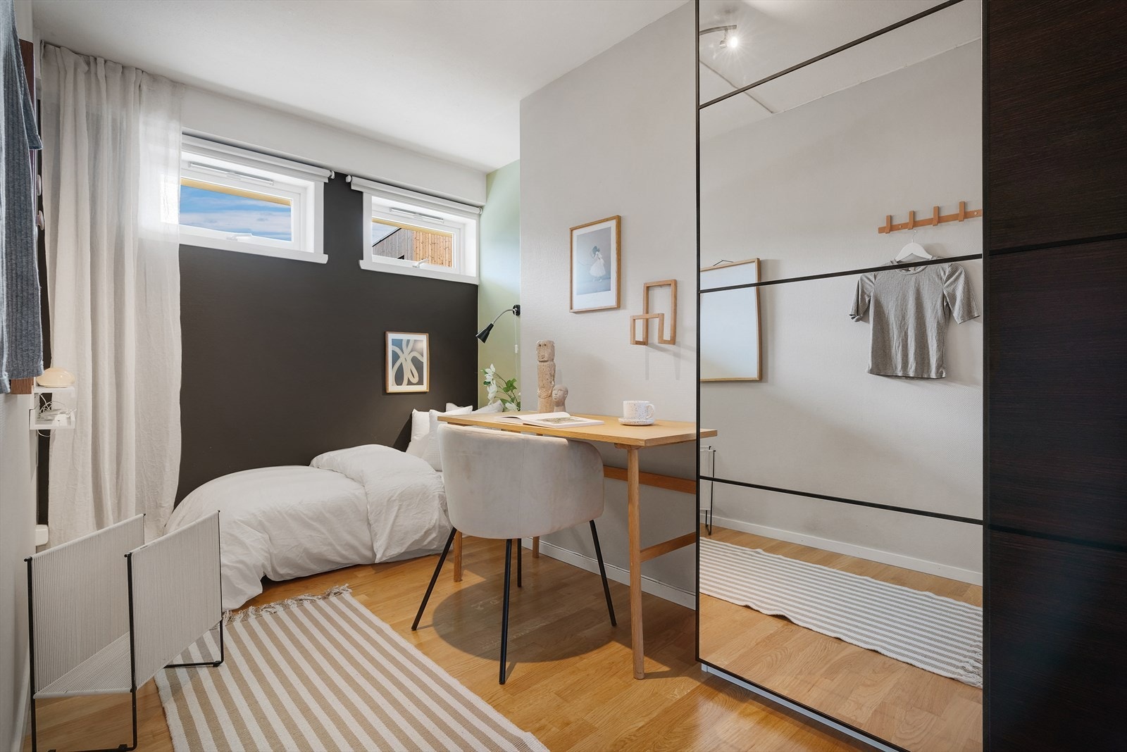 Disponibelt rom som har vært brukt som både soverom og hjemmekontor. Galleribilde