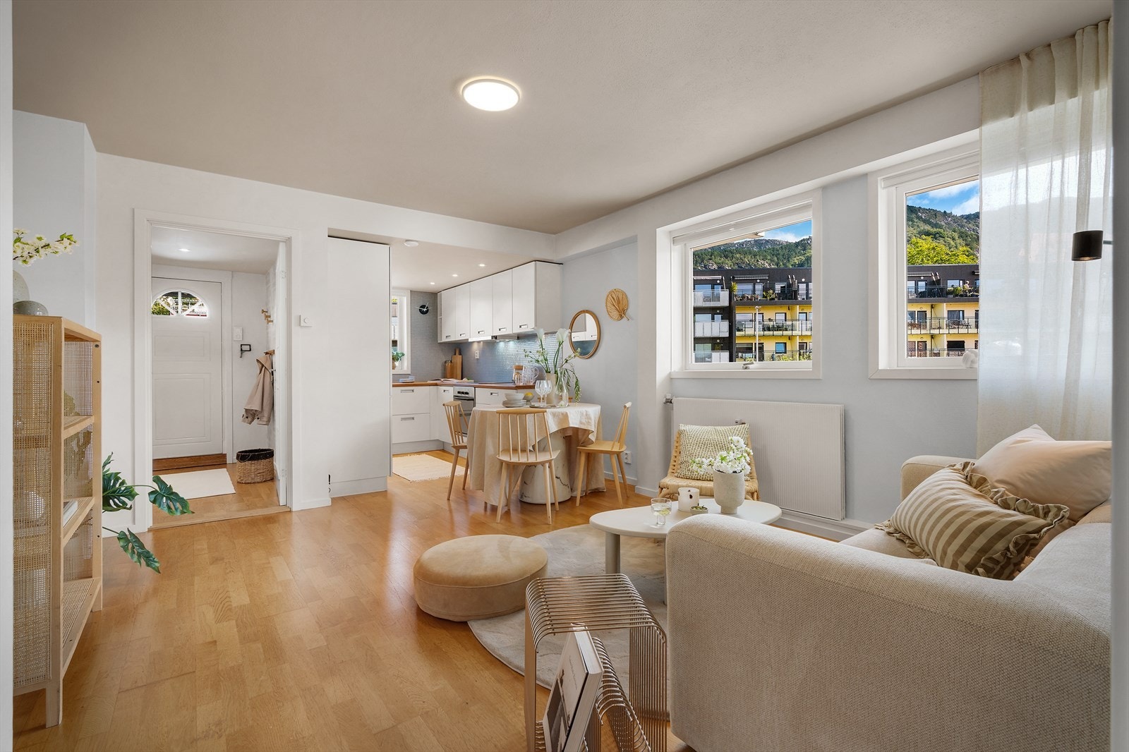 Åpen løsning mot kjøkken som har god skap- og benkeplass. Galleribilde