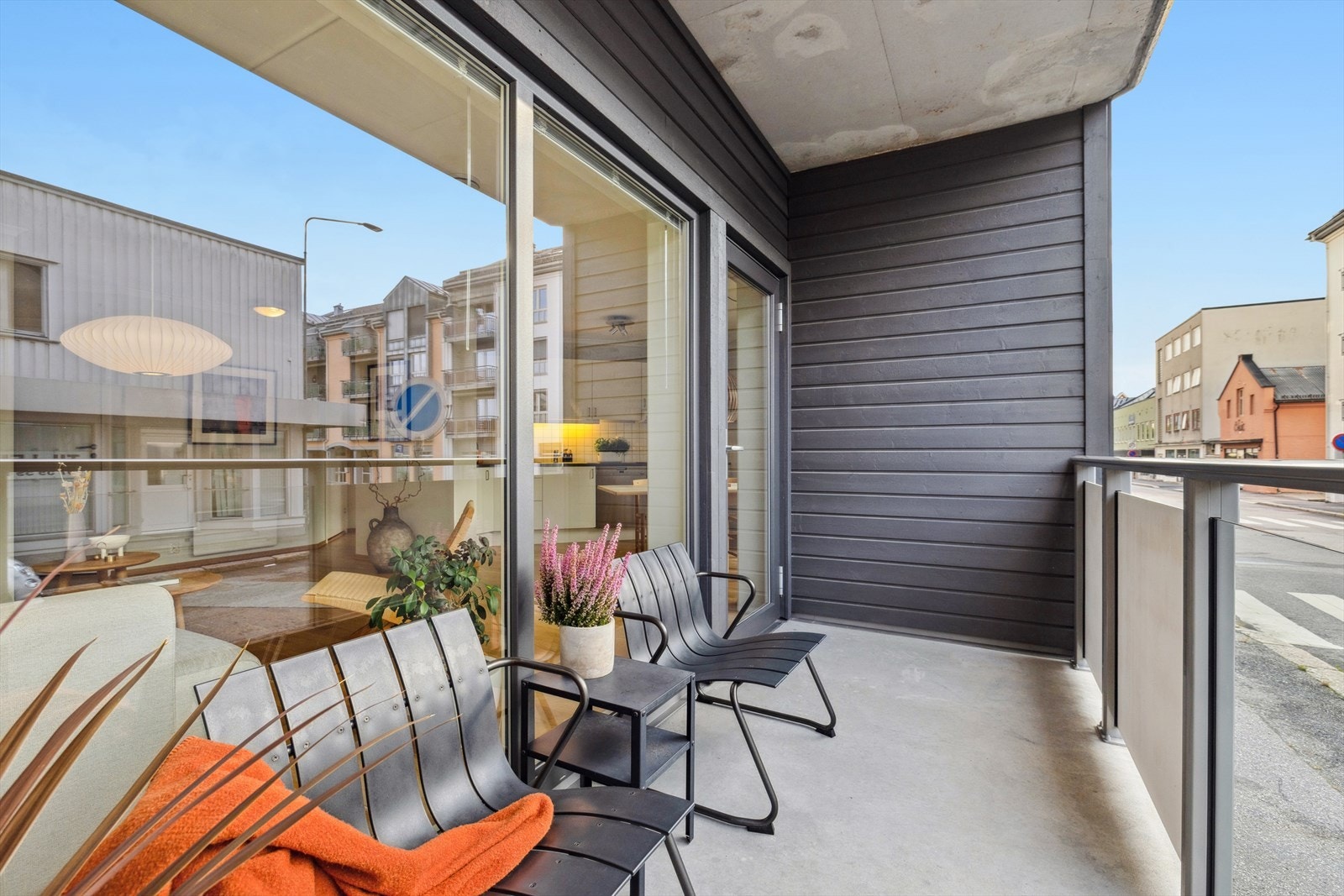 Leiligheten har store vinduer og moderne utsende Galleribilde