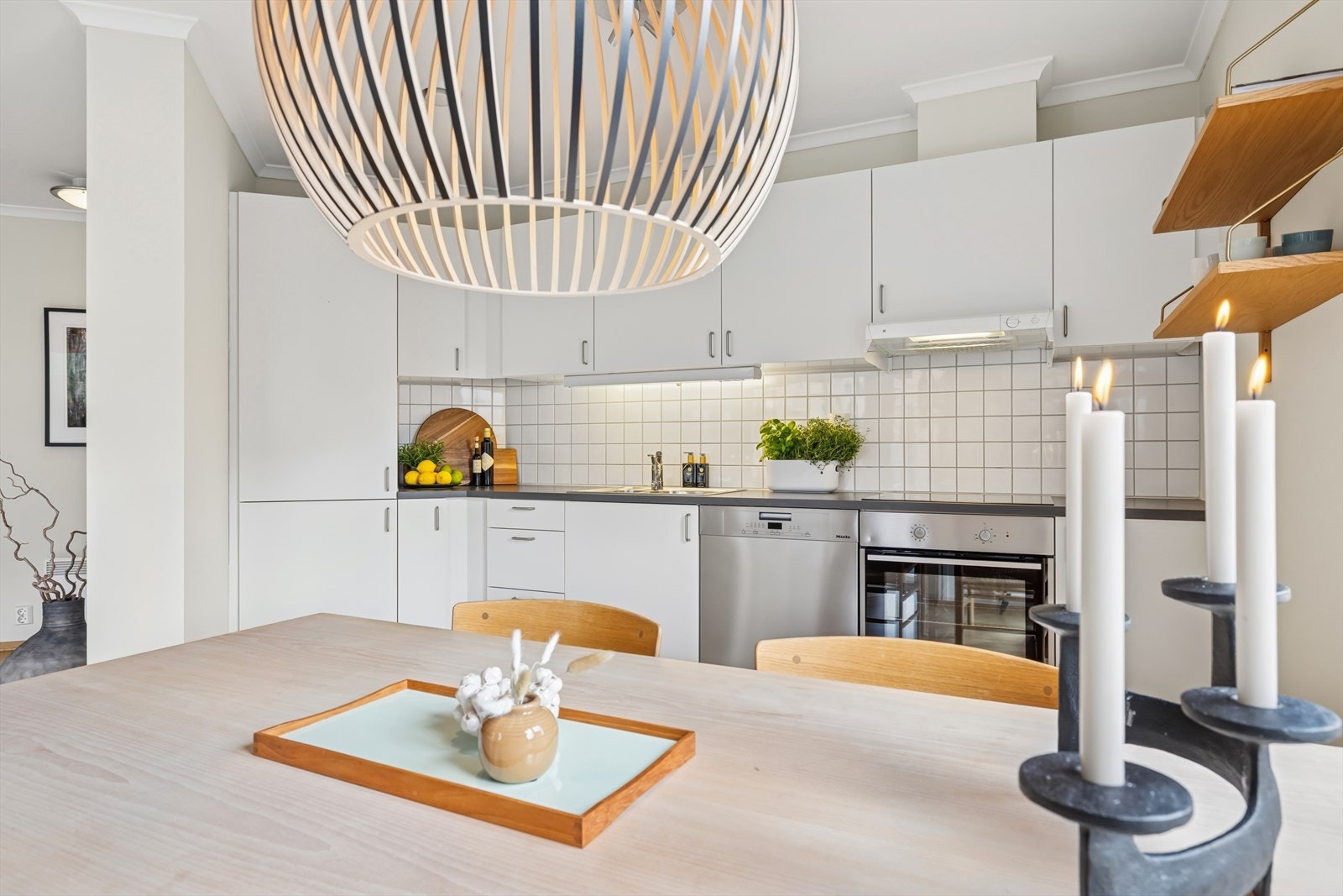 Kjøkken med spisegruppe Galleribilde