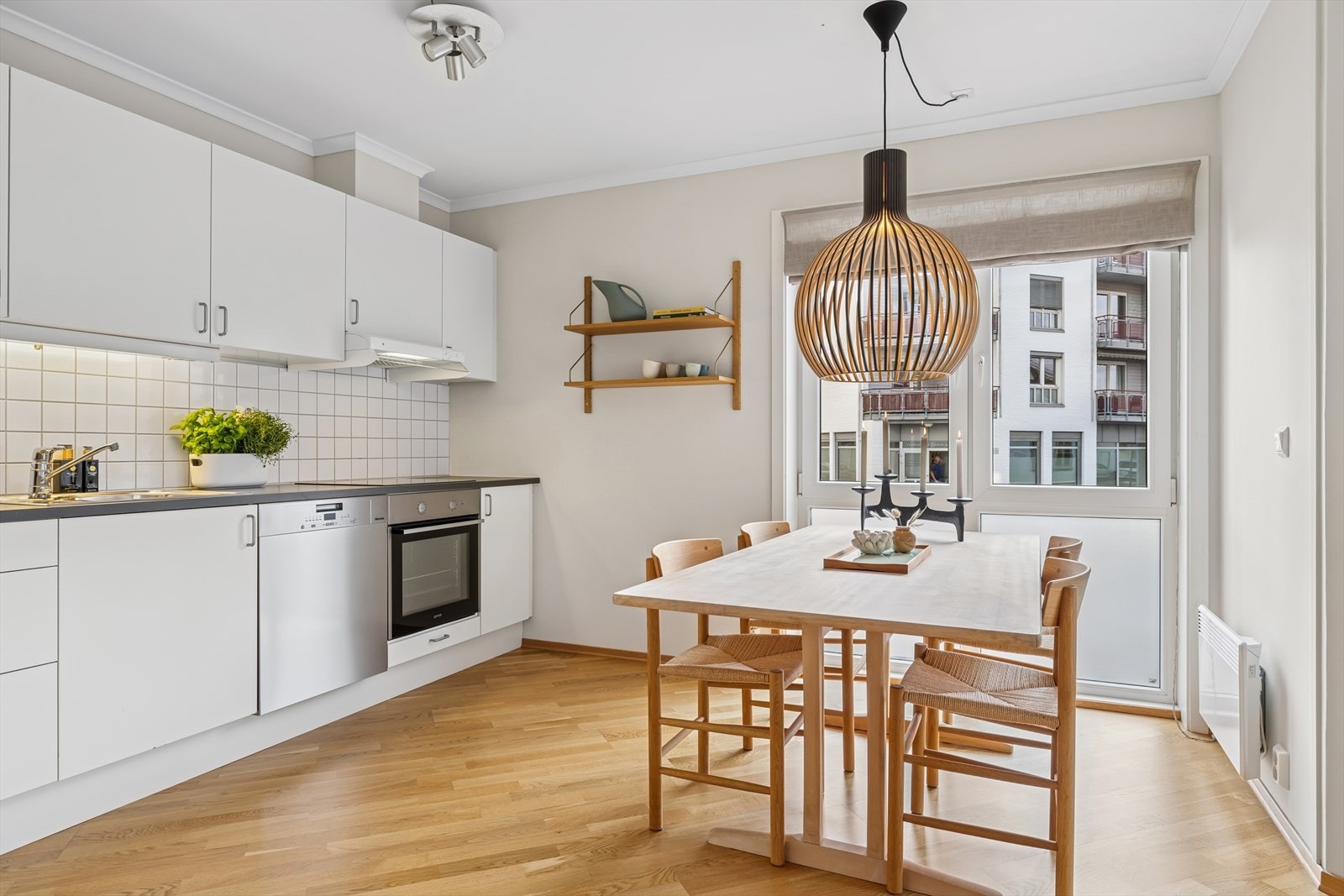 Kjøkken innredet med oppvaskmaskin, platetopp og komfyr Galleribilde