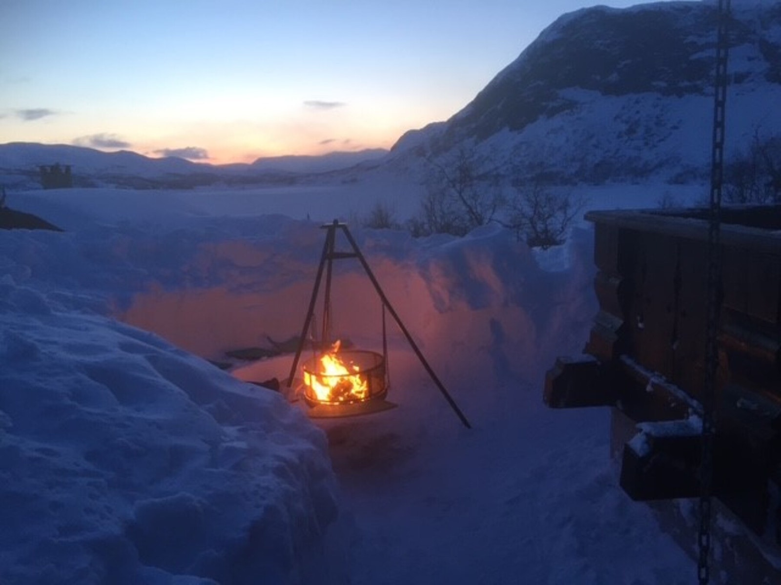 Mulighet til koselig sitteplass rundt bålpanne om vinteren. Vinterbilde fra selgers arkiv. Galleribilde