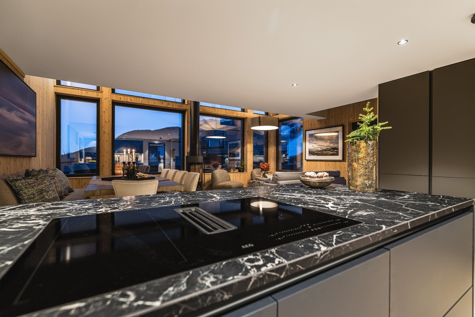 Koketopp med integrert ventilator sørger for uhindret utsikt mot den flotte stuen. Galleribilde